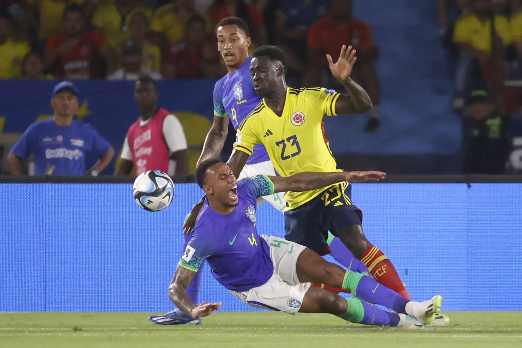 Davinson Sánchez de Colombia disputa el balón con Gabriel de Brasil hoy, en un partido de las Eliminatorias Sudamericanas para la Copa Mundial de Fútbol 2026 entre Colombia y Brasil en el estadio Metropolitano en Barranquilla (Colombia).
Foto: EFE