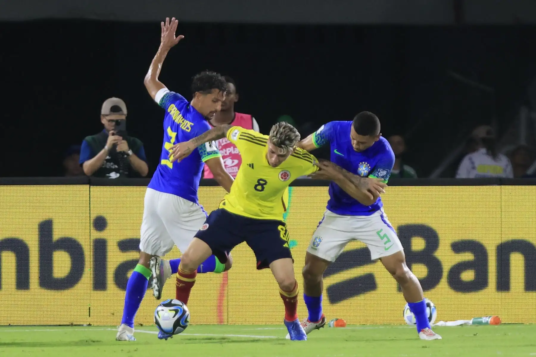 Jorge Carrascal de Colombia disputa el balón con Andre de Brasil hoy, en un partido de las Eliminatorias Sudamericanas para la Copa Mundial de Fútbol 2026 entre Colombia y Brasil en el estadio Metropolitano en Barranquilla (Colombia).
Foto: EFE