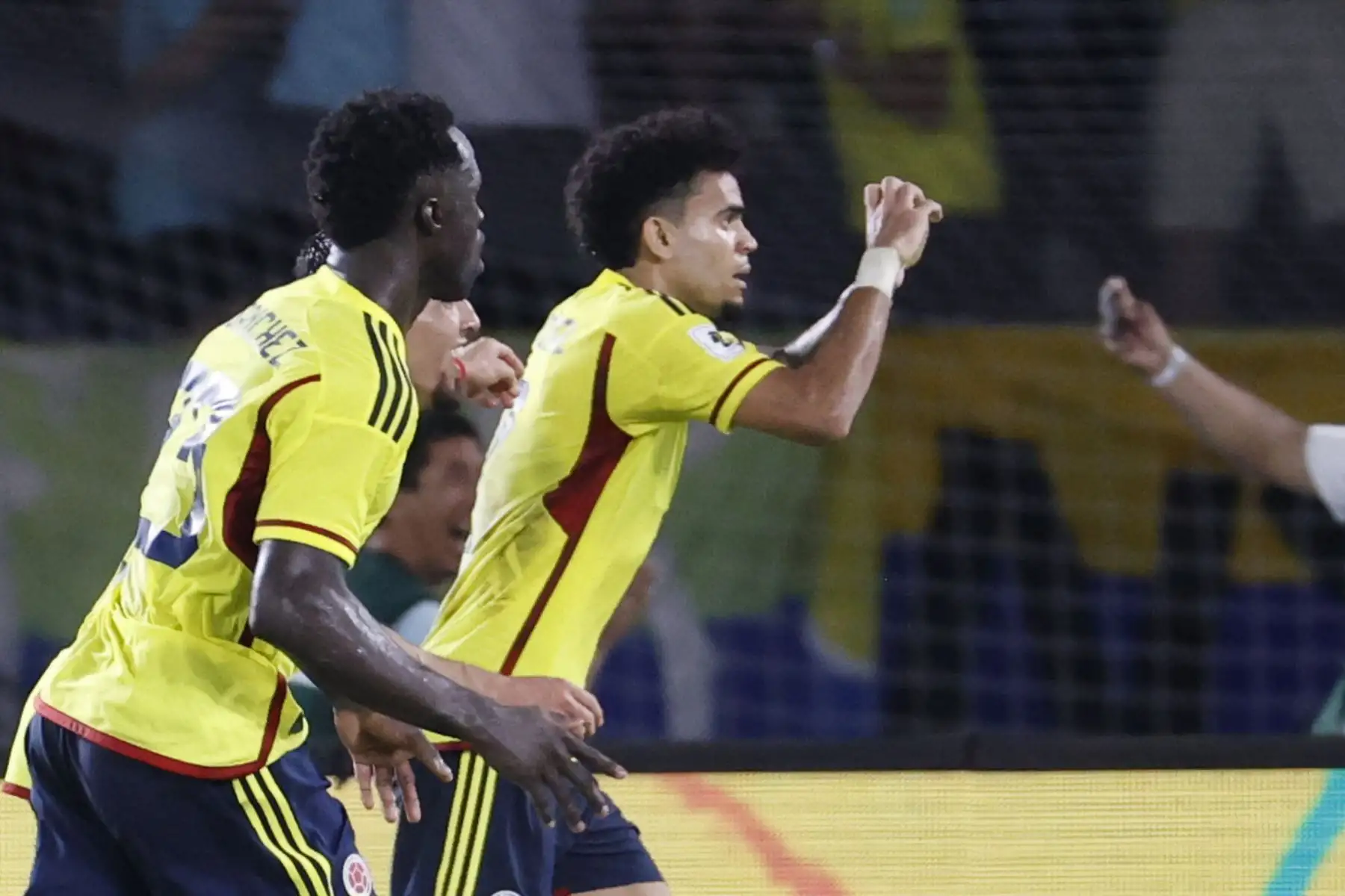 Luis Díaz de Colombia celebra un gol hoy, en un partido de las Eliminatorias Sudamericanas para la Copa Mundial de Fútbol 2026 entre Colombia y Brasil en el estadio Metropolitano en Barranquilla.
Foto: EFE