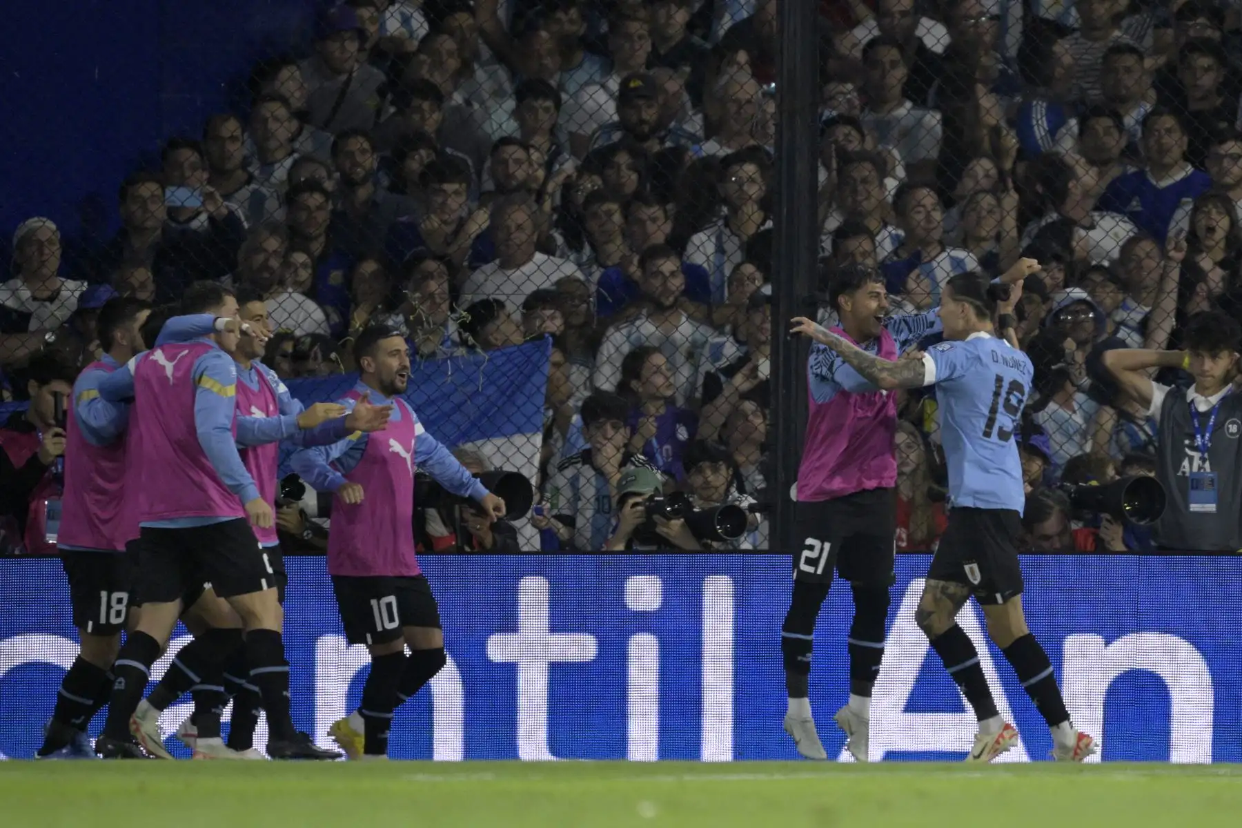 Con goles de Ronald Araújo y Darwin Núñez, Uruguay le gana 2-0 a Argentina en el Estadio La Bombonera de Buenos Aires por las eliminatorias sudamericanas al Mundial de Fútbol 2026. Foto: AFP