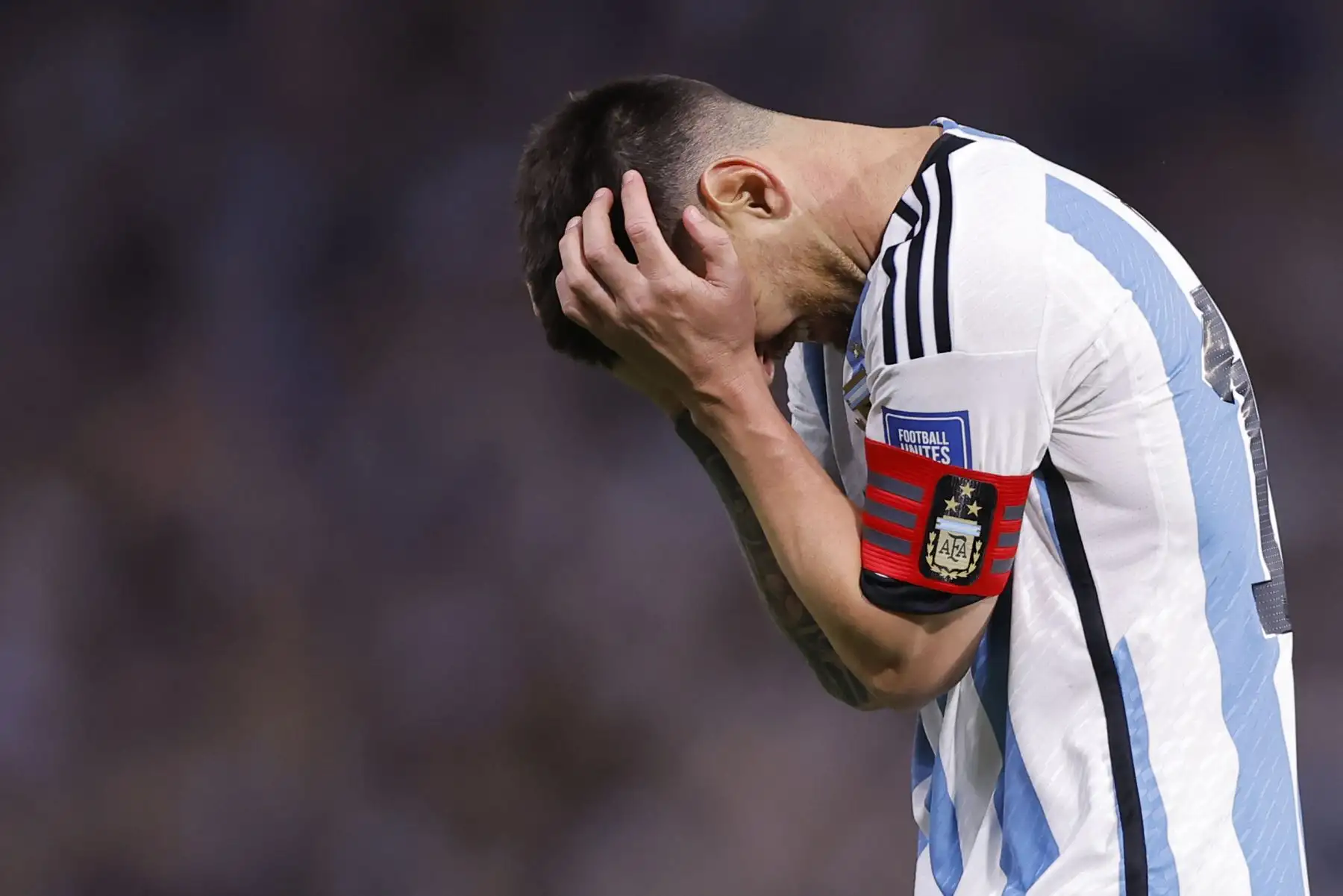 Lionel Messi se lamenta por la derrota de Argentina de 0-2 ante Uruguay en el Estadio La Bombonera de Buenos Aires por las eliminatorias sudamericanas al Mundial de Fútbol 2026. Foto: EFE
