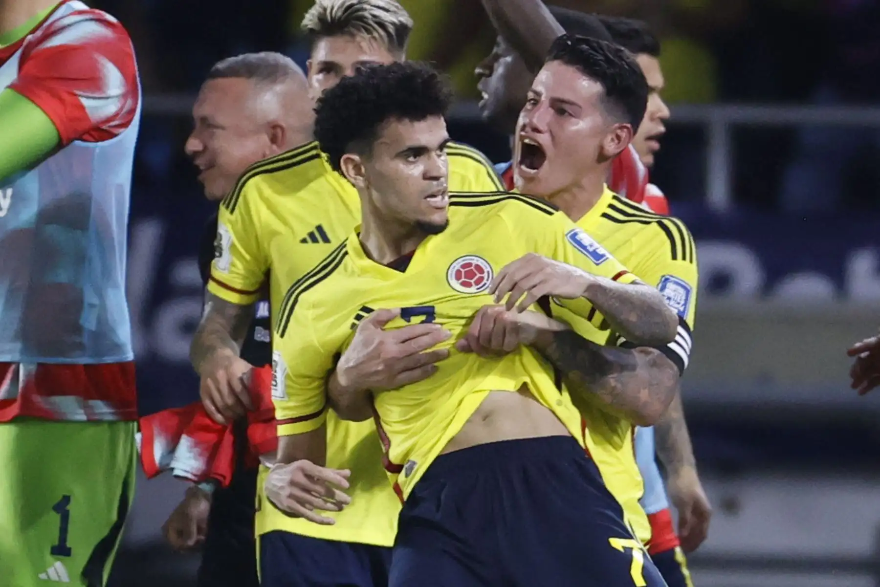 Luis Díaz de Colombia celebra un gol con James Rodríguez hoy, en un partido de las Eliminatorias Sudamericanas para la Copa Mundial de Fútbol 2026 entre Colombia y Brasil en el estadio Metropolitano en Barranquilla (Colombia).
Foto: EFE