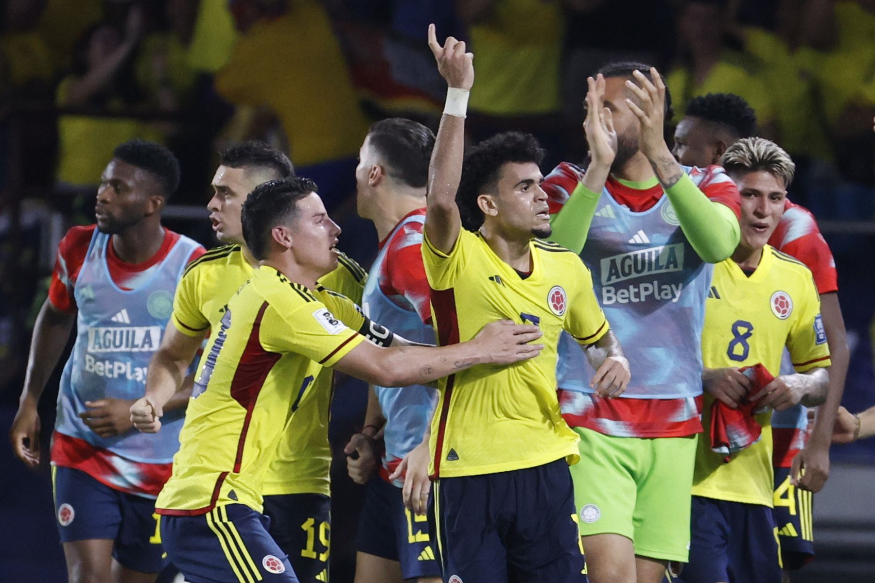Luis Díaz de Colombia celebra un gol con James Rodríguez. Foto: EFE