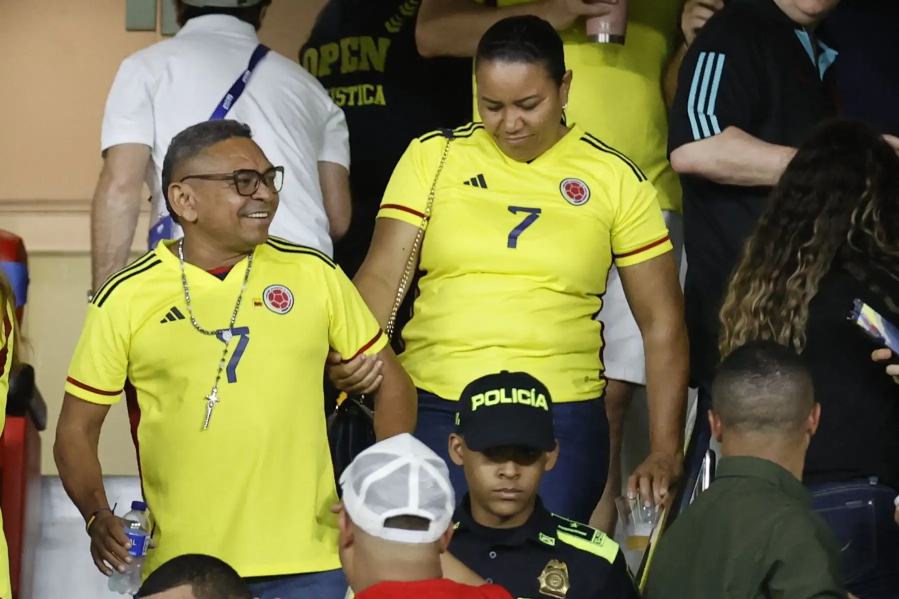 El padre del jugador Luis Díaz de Colombia, Luis Manuel Díaz y su esposa Cilenis Marulanda, asisten a un partido de las Eliminatorias Sudamericanas para la Copa Mundial de Fútbol 2026 entre Colombia y Brasil hoy, en el estadio Metropolitano en Barranquilla (Colombia).
Foto: EFE