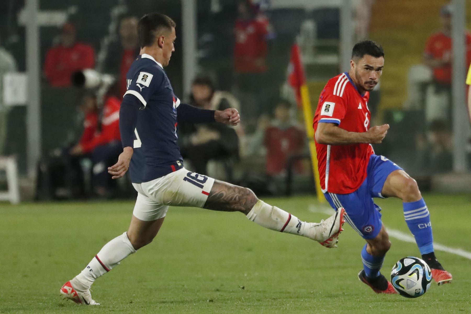 Las selecciones de Chile y Paraguay igualan por 0-0 en el Estadio Monumental David Arellano de Santiago de Chile por las eliminatorias sudamericanas al Mundial de Fútbol 2026. Foto: EFE