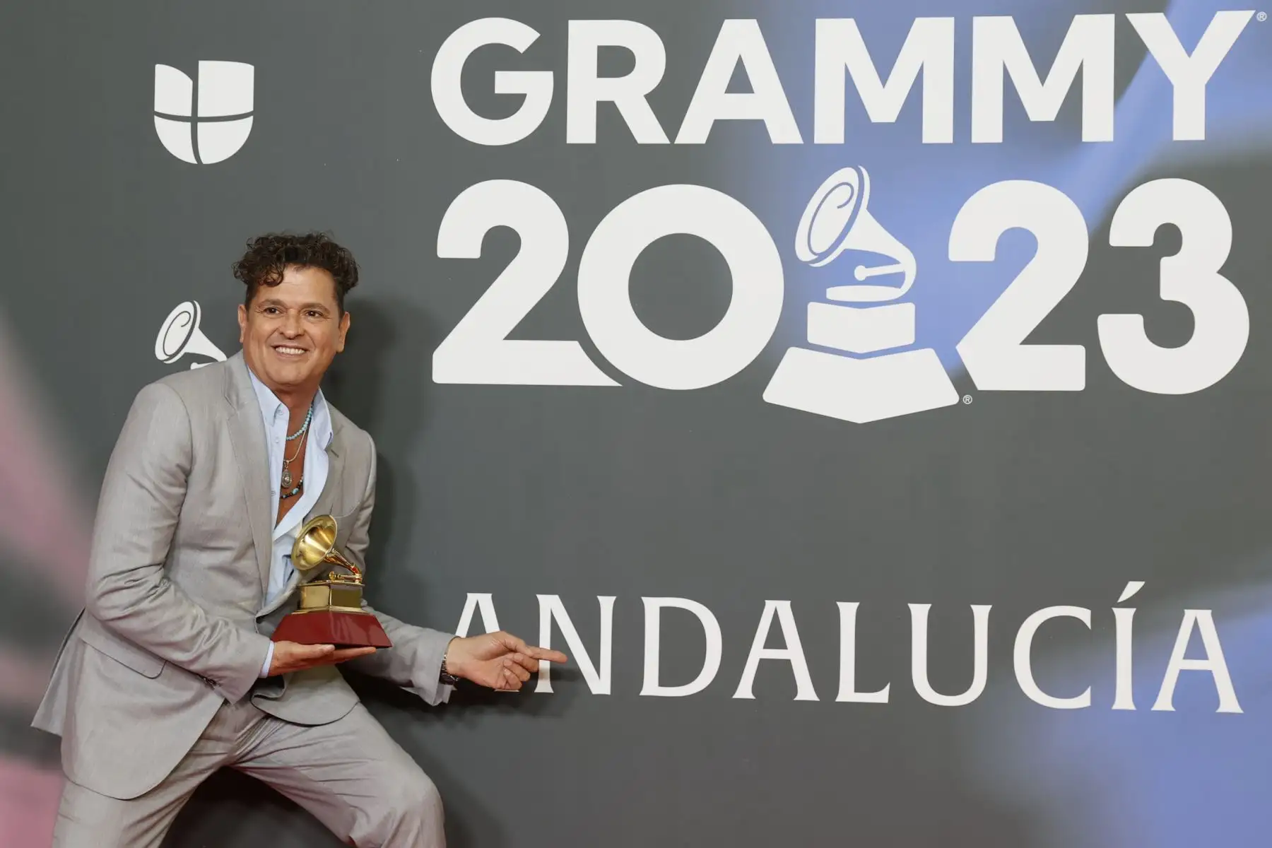 Carlos Vives, nominado a Mejor Álbum del año y Mejor álbum de vallenato, posa para los fotógrafos en la alfombra roja de la gala anual de los Latin Grammy, este jueves en Sevilla.
Foto: EFE
