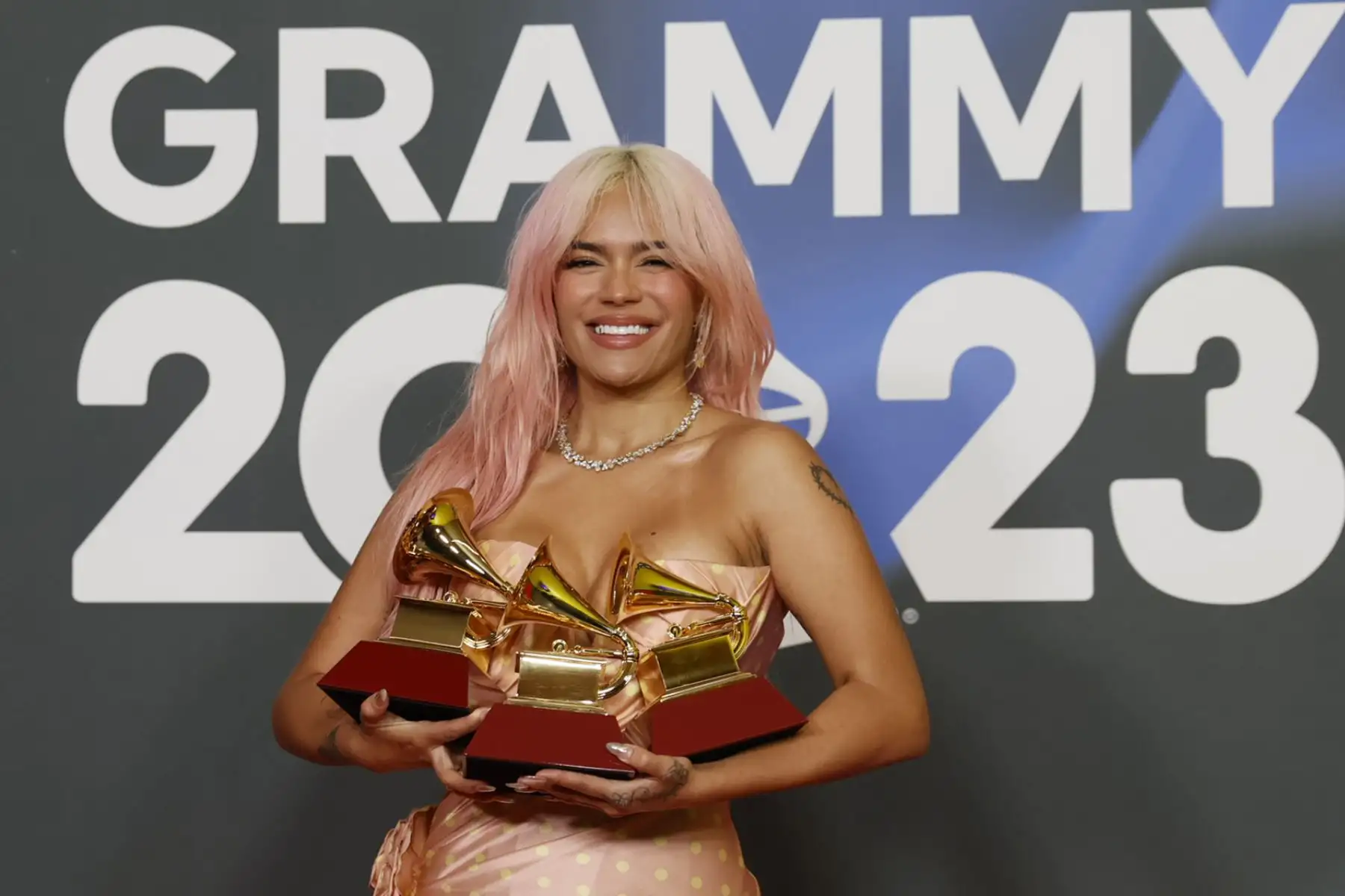 La cantante colombiana Karol G posa con los tres premios conseguidos, , mejor álbum del año, mejor álbum de música urbana y mejor fusión/interpretación urbana, durante la gala anual de los Latin Grammy celebrada este jueves en Sevilla.
Foto: EFE
