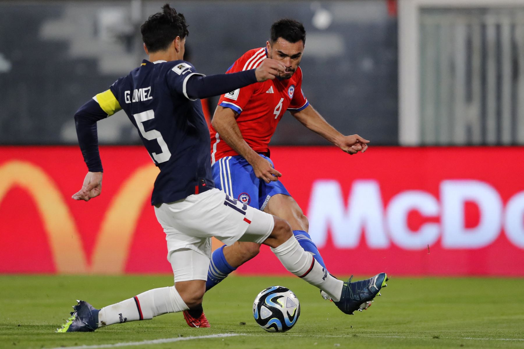 Las selecciones de Chile y Paraguay igualan por 0-0 en el Estadio Monumental David Arellano de Santiago de Chile por las eliminatorias sudamericanas al Mundial de Fútbol 2026. Foto: AFP