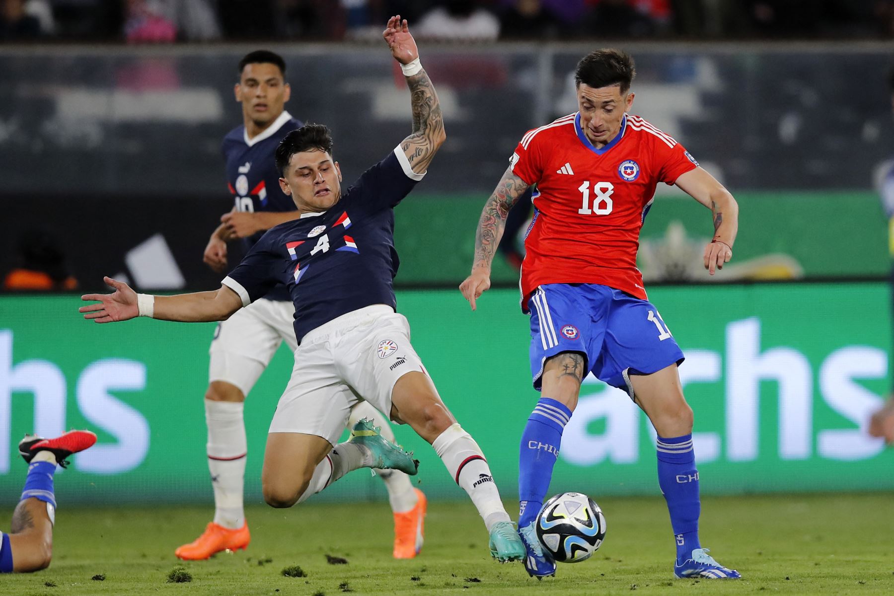 Las selecciones de Chile y Paraguay igualan por 0-0 en el Estadio Monumental David Arellano de Santiago de Chile por las eliminatorias sudamericanas al Mundial de Fútbol 2026. Foto: AFP