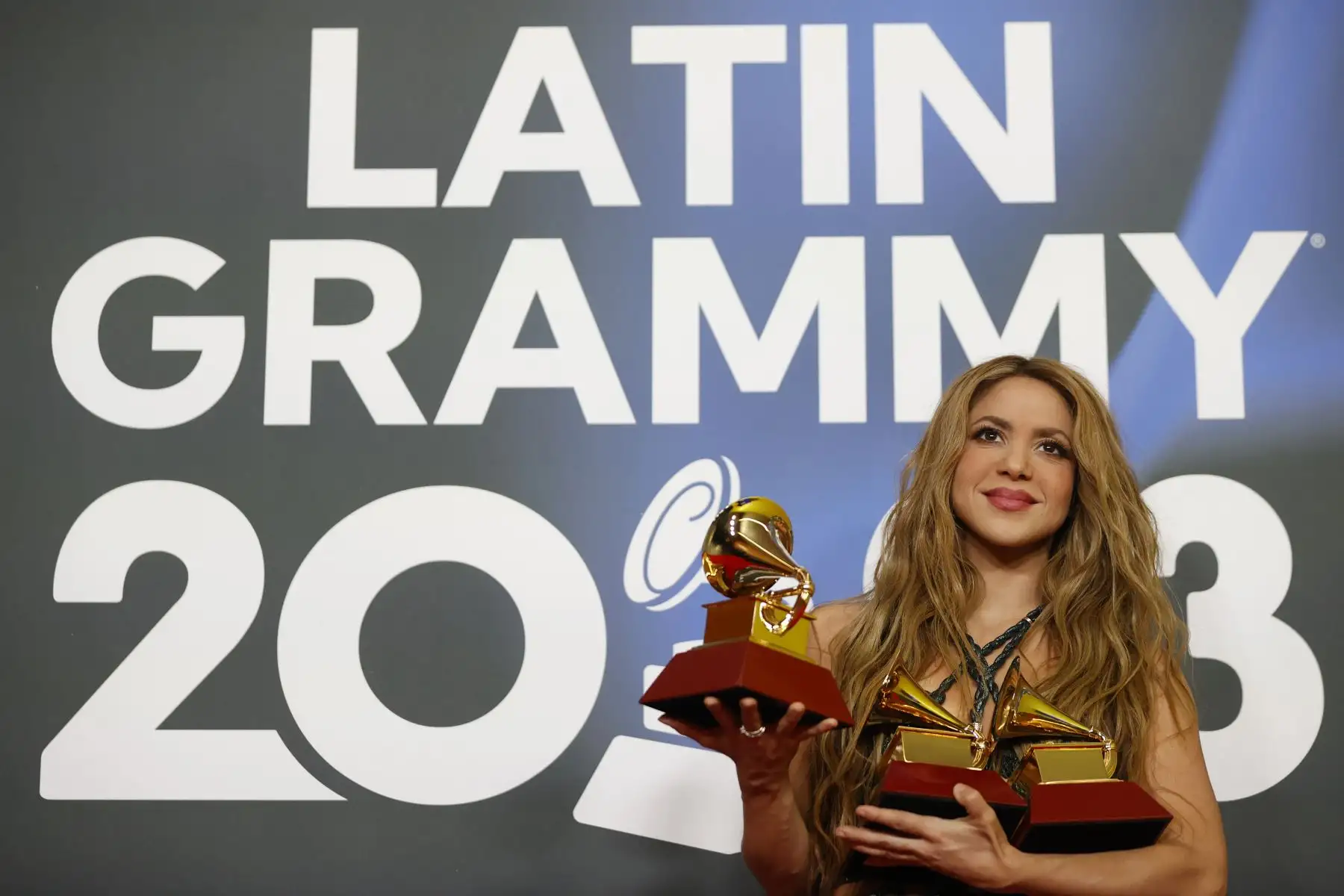 La cantante colombiana Shakira posa con los tres premios conseguidos durante la gala anual de los Latin Grammy celebrada este jueves en Sevilla