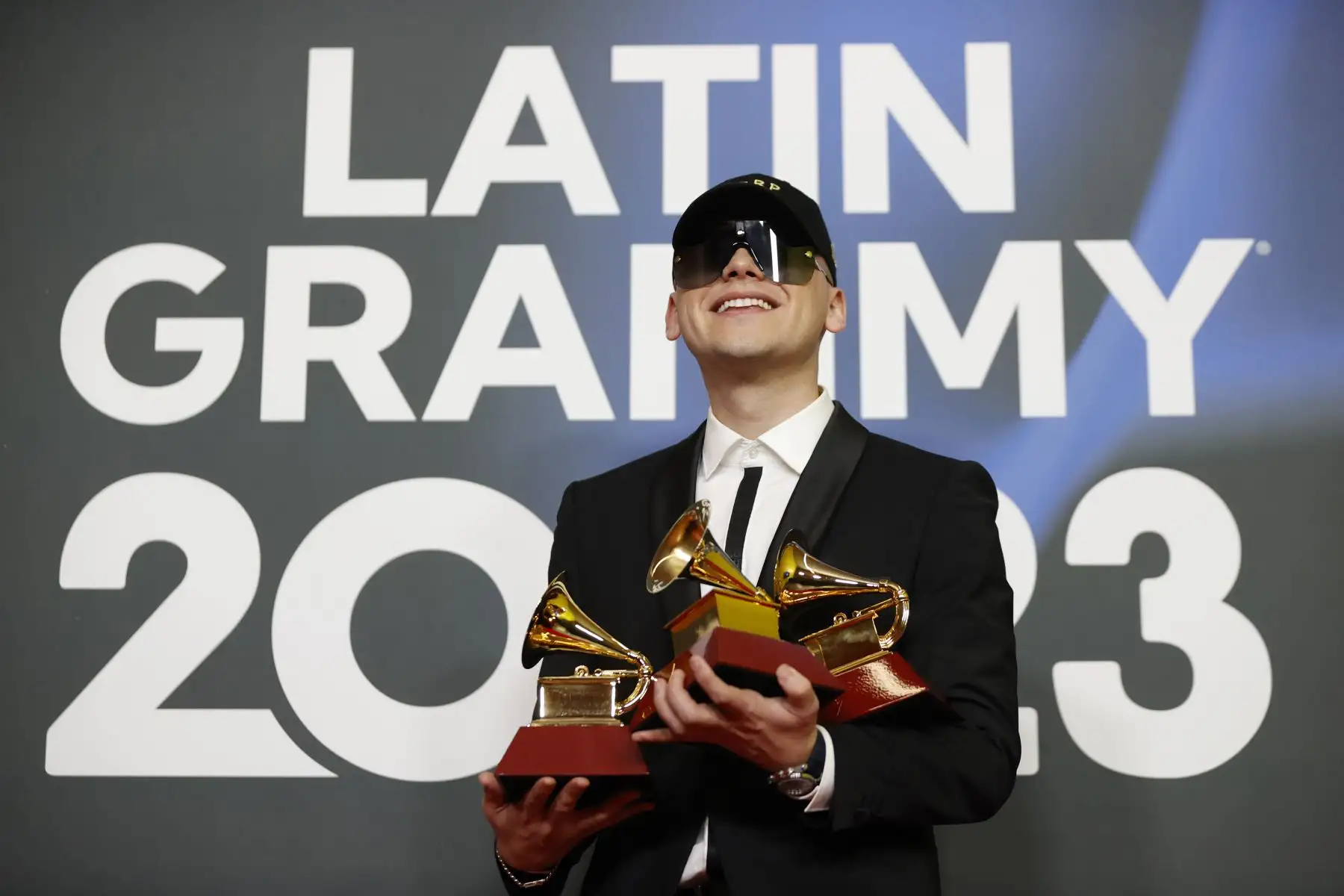 El productor y DJ argentino Bizarrap posa con los tres premios conseguidos, mejor canción del año, mejor canción pop y mejor canción urbana, durante la gala anual de los Latin Grammy celebrada este jueves en Sevilla.
Foto:EFE
