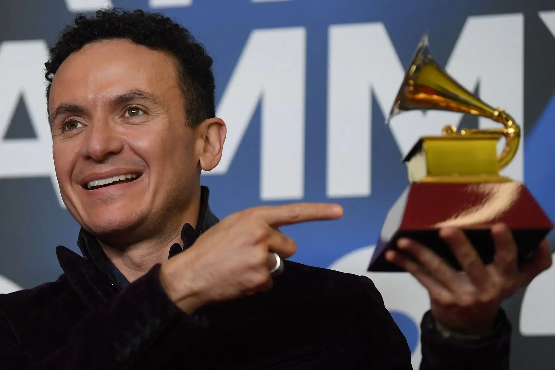 El cantante colombiano Juan Fernando Fonseca posa con su premio a la Mejor Canción Tropical durante la 24ª ceremonia anual de los Premios Grammy Latinos en el Centro de Conferencias y Exposiciones (FIBES) de Sevilla el 16 de noviembre de 2023.
Foto: AFP