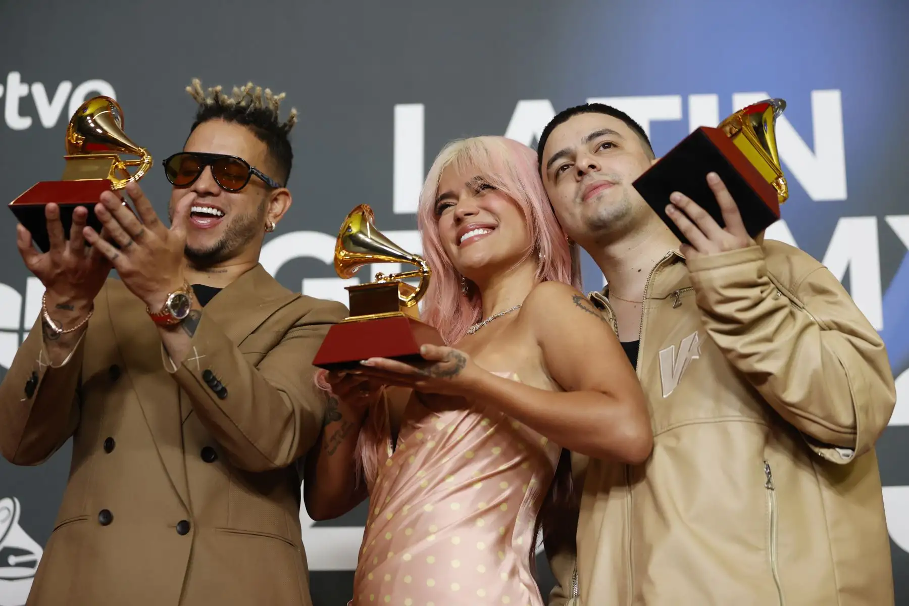 Los colombianos Ovy on the Drums, Karol G y Keityn posan con sus Grammys Latinos en la gala anual de los Latin Grammy, este jueves en Sevilla.
Foto: EFE