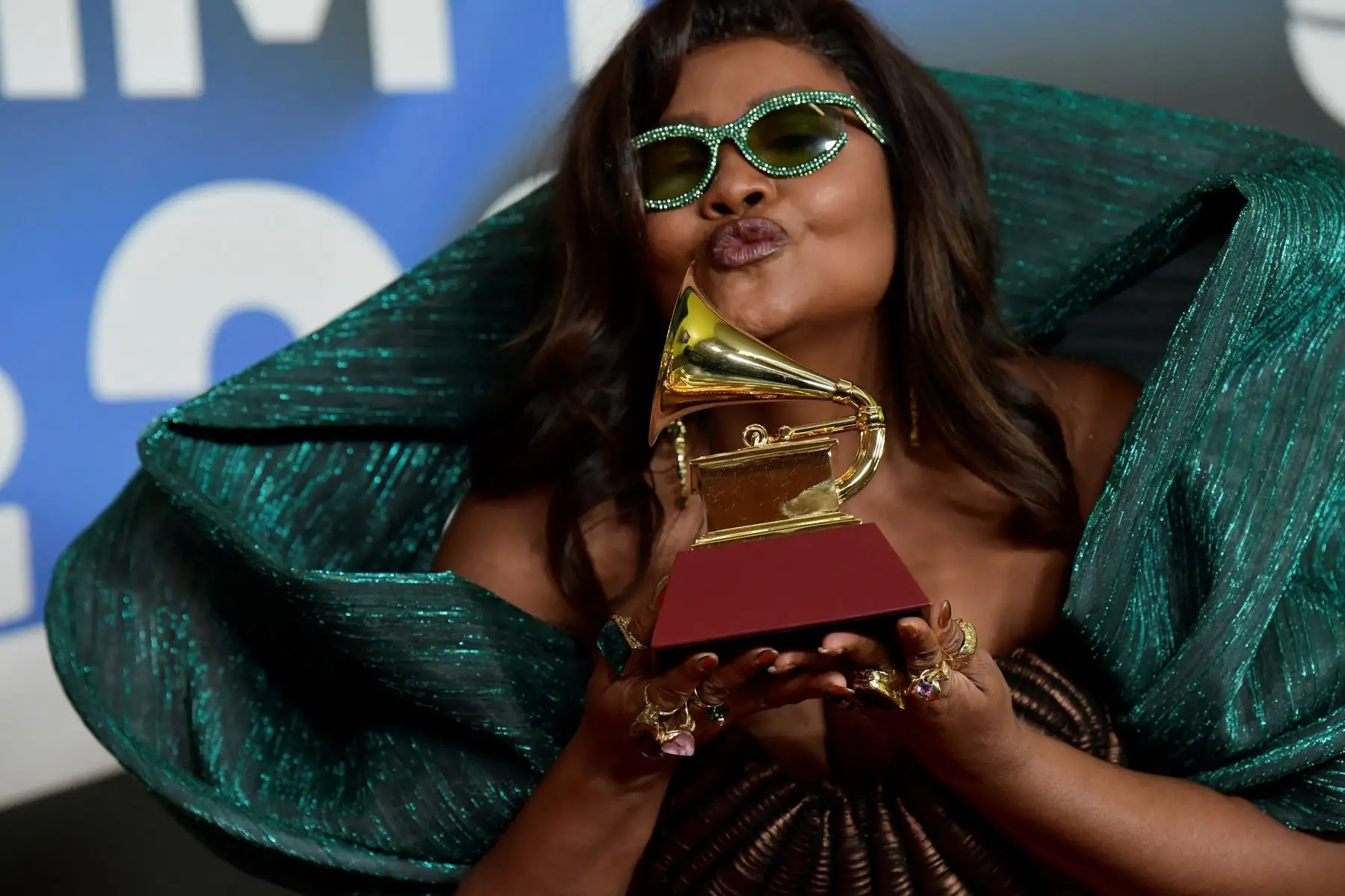 La cantante brasileña Gaby Amarantos posa con el trofeo tras recibir el premio al Mejor Álbum de Raíces en Lengua Portuguesa por su álbum "TecnoShow" durante la 24ª ceremonia anual de los Premios Grammy Latinos en el Centro de Conferencias y Exposiciones (FIBES) de Sevilla el 16 de noviembre de 2023. 
Foto: AFP