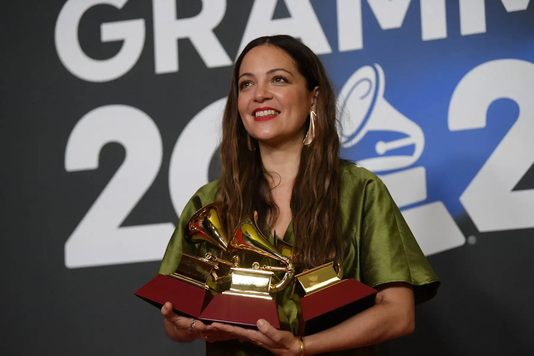 La cantante mexicana Natalia Lafourcade posa con sus premios a Mejor Canción y Mejor Álbum durante la 24ª ceremonia anual de los Premios Grammy Latinos en el Centro de Conferencias y Exposiciones (FIBES) de Sevilla el 16 de noviembre de 2023. 
Foto: AFP