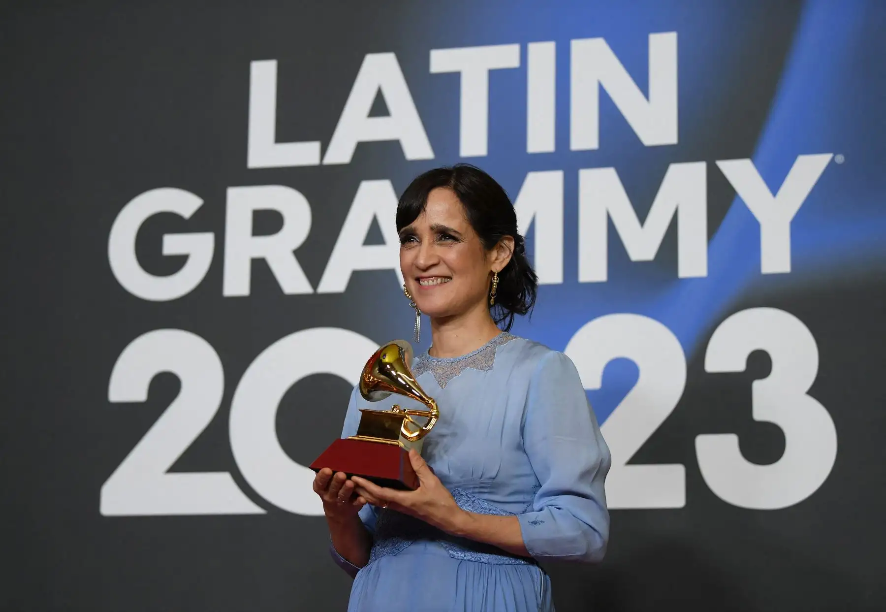 La música mexicana Julieta Venegas posa con su Premio al Mejor Álbum Pop Vocal durante la 24ª ceremonia anual de los Premios Grammy Latinos en el Centro de Conferencias y Exposiciones (FIBES) de Sevilla el 16 de noviembre de 2023.
Foto: AFP