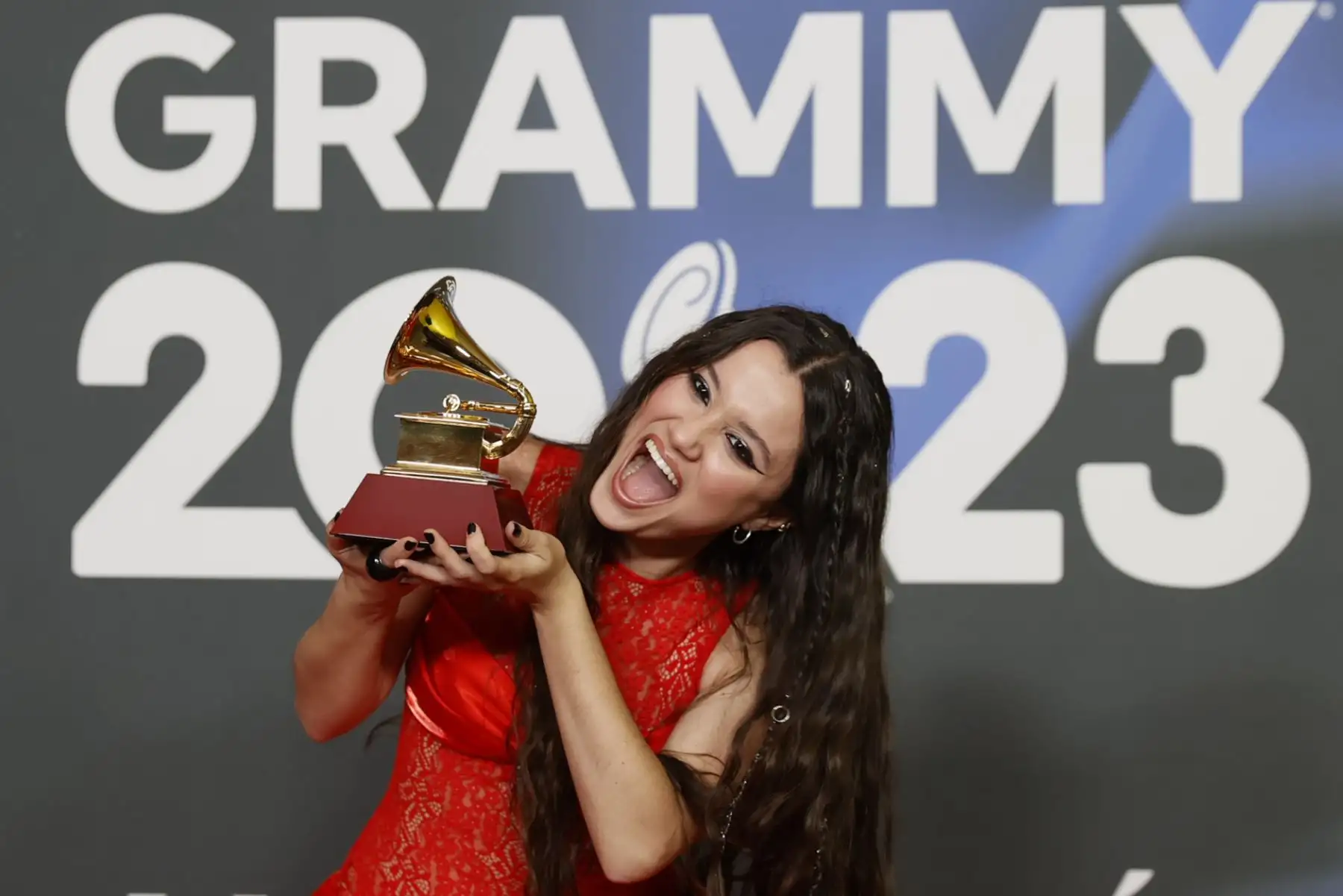 La cantautora venezolana Joaquina ha sido designada mejor nuevo artista en la gala de los premios Latin Grammy que celebra su 24 edición en Sevilla (España), en una categoría a la que aspiraban otros nueve jóvenes artistas o grupos musicales latinos.
Foto: EFE