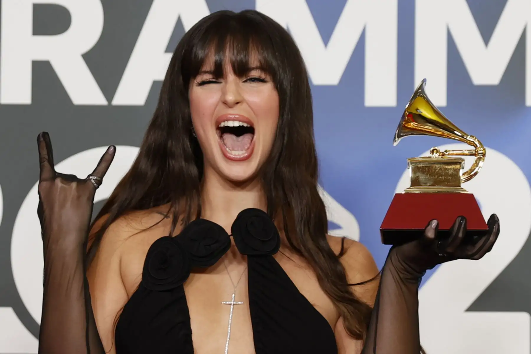 La cantante argentina Nathy Peluso con el Grammy a Mejor video musical versión corta por el videoclip de “Estás buenísimo”, durante la gala anual de los Latin Grammy que se celebra este jueves en Sevilla.
Foto:EFE