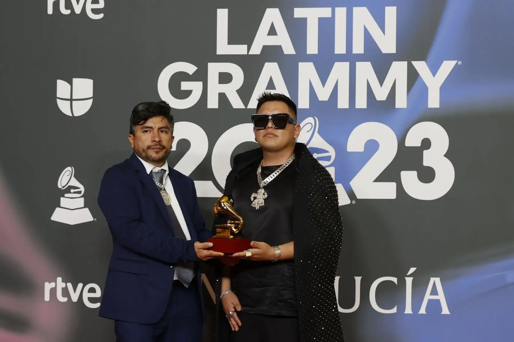 Kayfex (d), DJ y productor de 24 años, y el diseñador Gustavo Ramírez (i), Grammy Latino al Mejor Diseño de Álbum, posan para los fotógrafos en la alfombra roja de la gala anual de los Latin Grammy, este jueves en Sevilla.
Foto:EFE