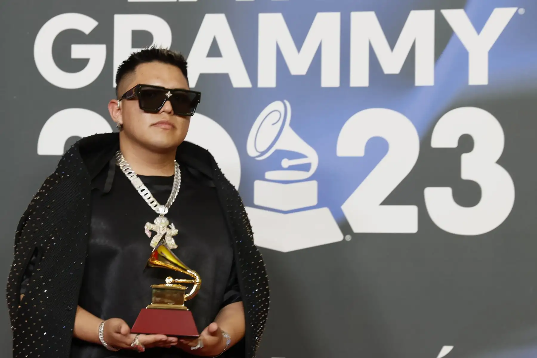 Kayfex, DJ y productor de 24 años, y el diseñador Gustavo Ramírez, Grammy Latino al Mejor Diseño de Álbum, posa para los fotógrafos en la alfombra roja de la gala anual de los Latin Grammy, este jueves en Sevilla.
Foto: EFE