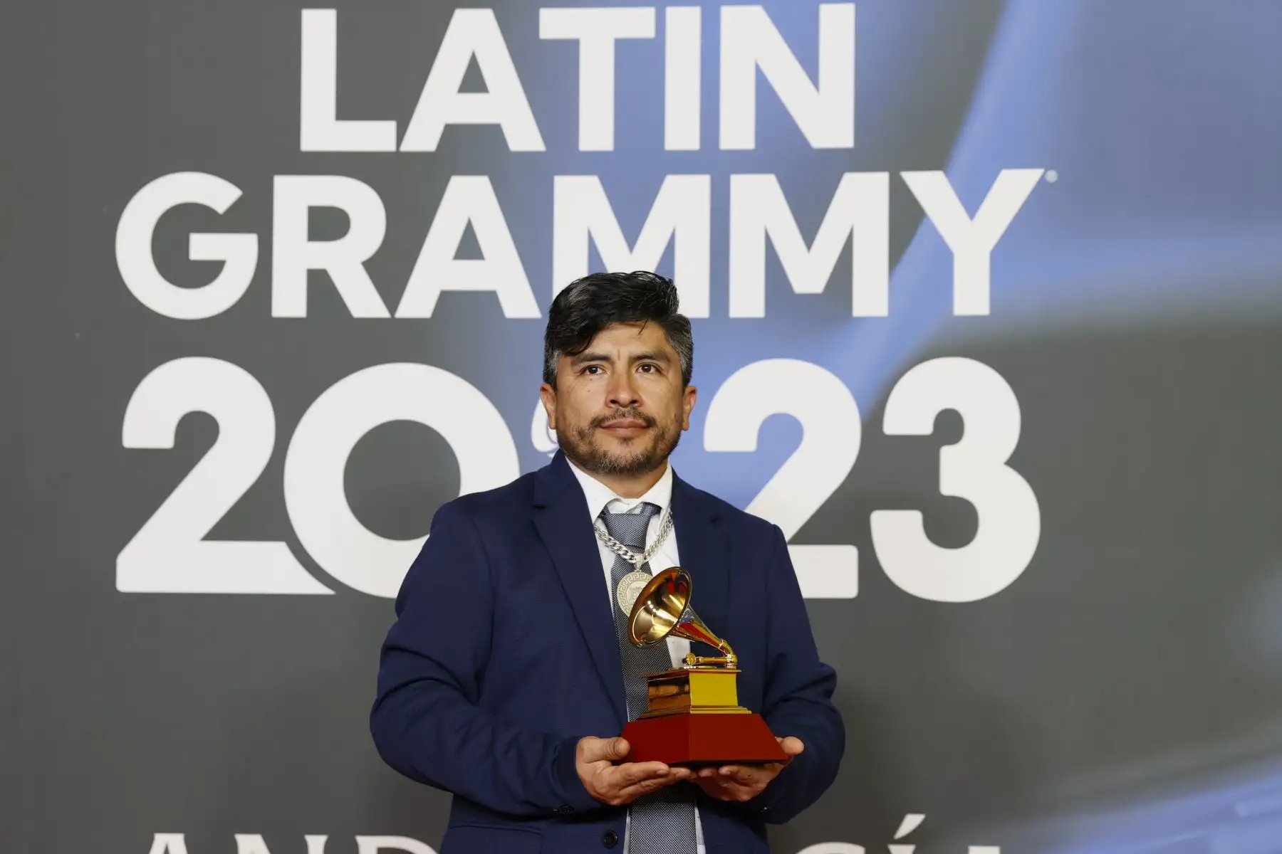 Kayfex, DJ y productor de 24 años, y el diseñador Gustavo Ramírez (en la imagen), Grammy Latino al Mejor Diseño de Álbum, posa para los fotógrafos en la alfombra roja de la gala anual de los Latin Grammy, este jueves en Sevilla. 
Foto: EFE