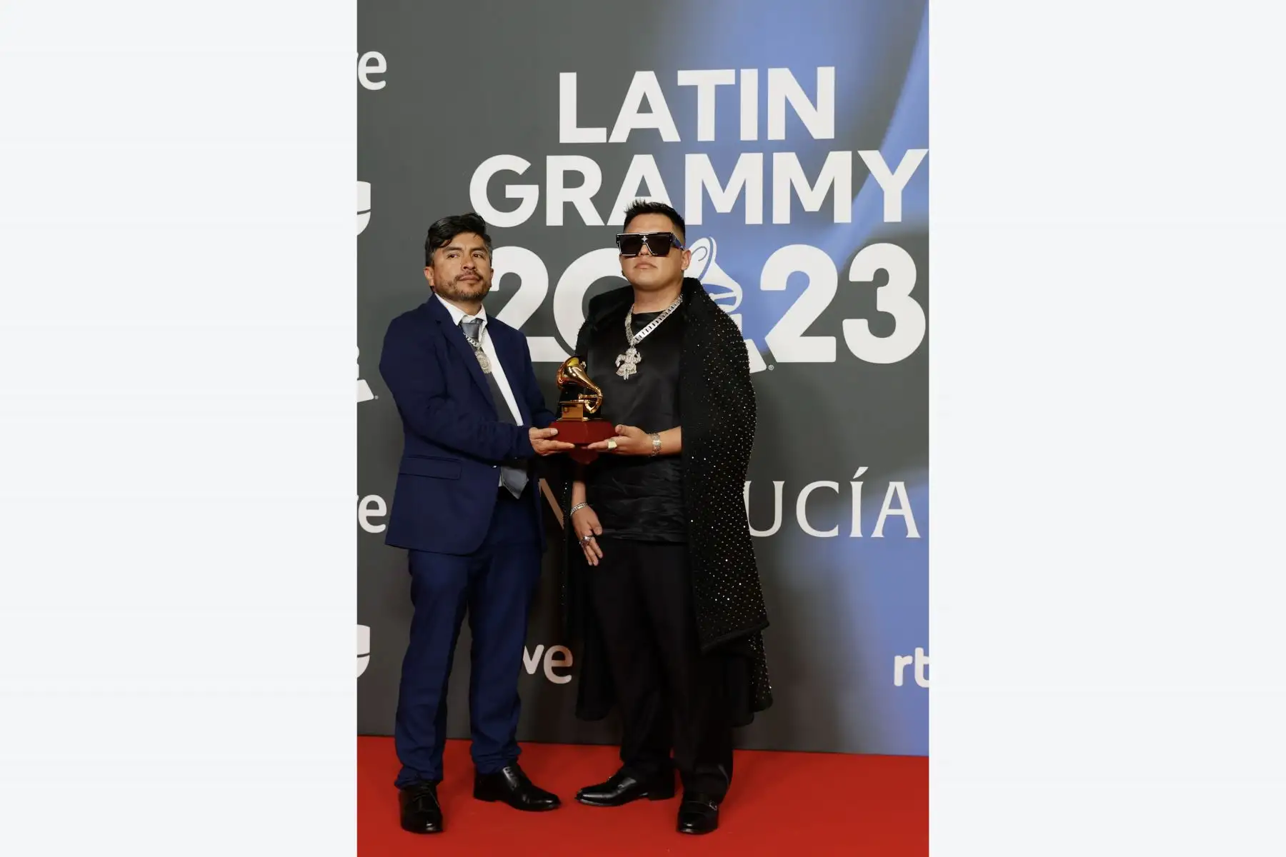 Kayfex (d), DJ y productor de 24 años, y el diseñador Gustavo Ramírez (i), Grammy Latino en la categoría Mejor Diseño de Álbum, posan para los fotógrafos en la alfombra roja de la gala anual de los Latin Grammy, este jueves en Sevilla. 
Foto: EFE