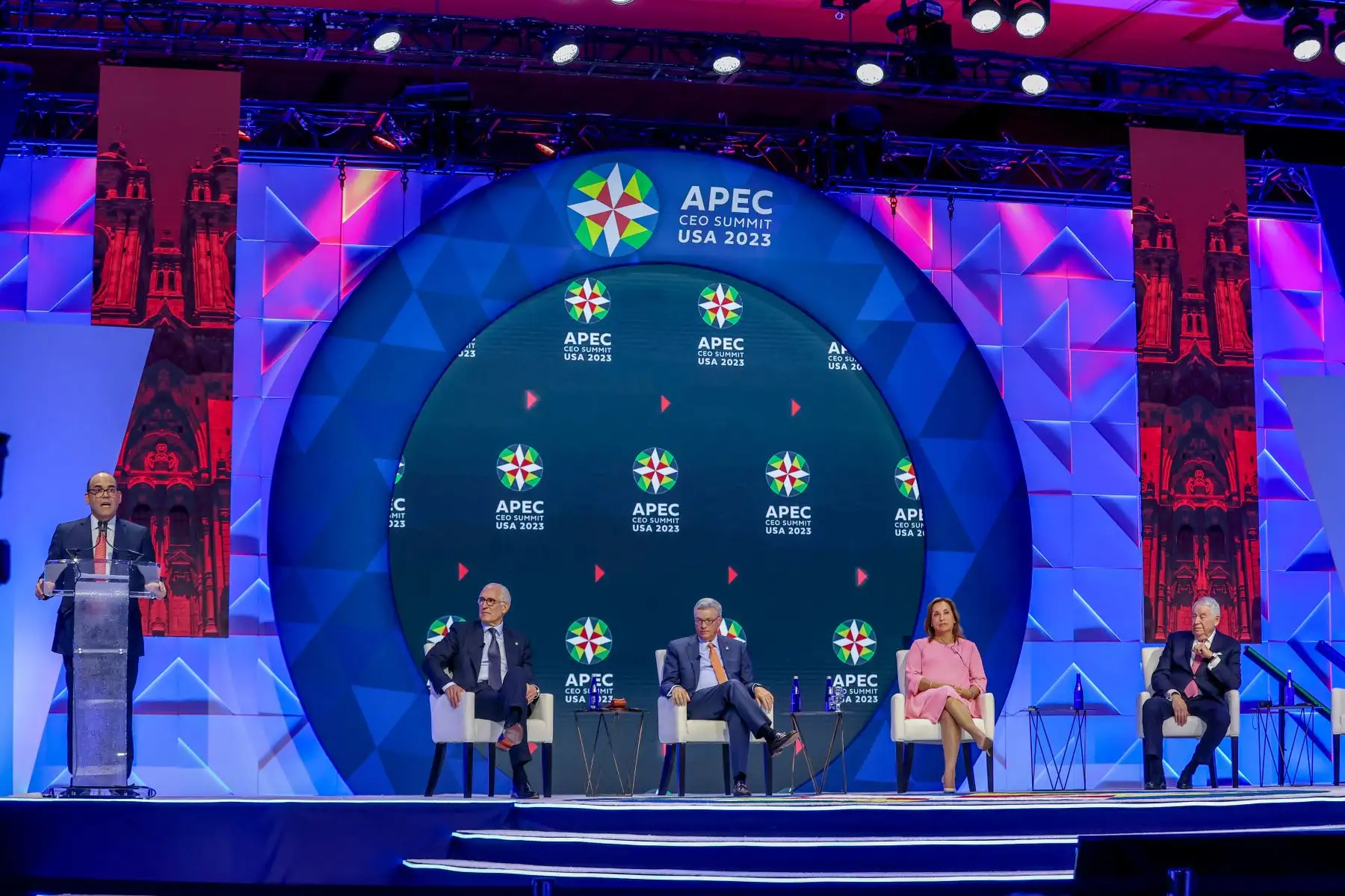 La presidenta Dina Boluarte invitó a empresarios del Asia-Pacífico a participar en las distintas reuniones del Foro de Cooperación Económica Asia-Pacífico APEC 2024 que se realizará en el Perú.
Foto: ANDINA/Prensa Presidencia