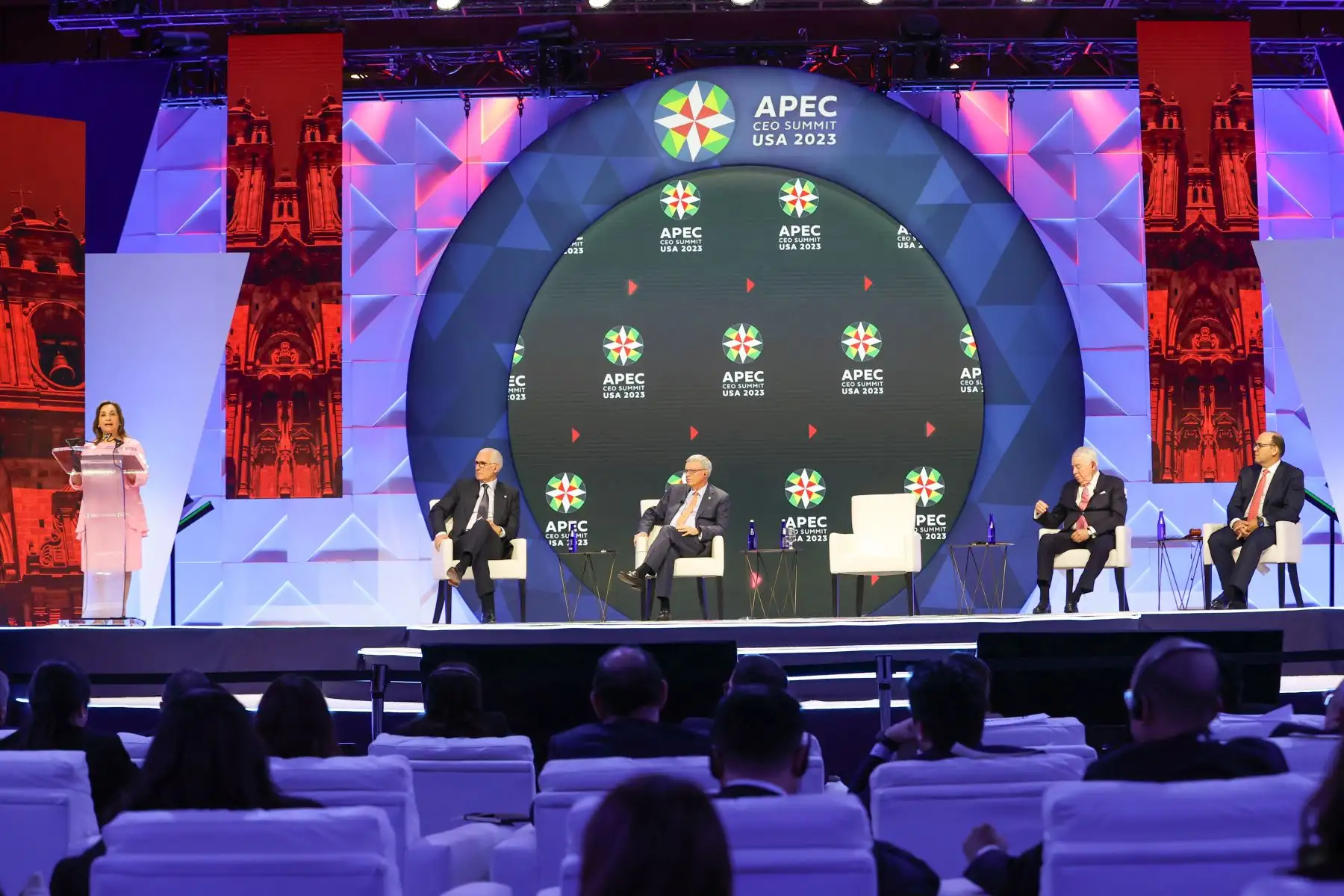 La presidenta Dina Boluarte invitó a empresarios del Asia-Pacífico a participar en las distintas reuniones del Foro de Cooperación Económica Asia-Pacífico APEC 2024 que se realizará en el Perú.
Foto: ANDINA/Prensa Presidencia