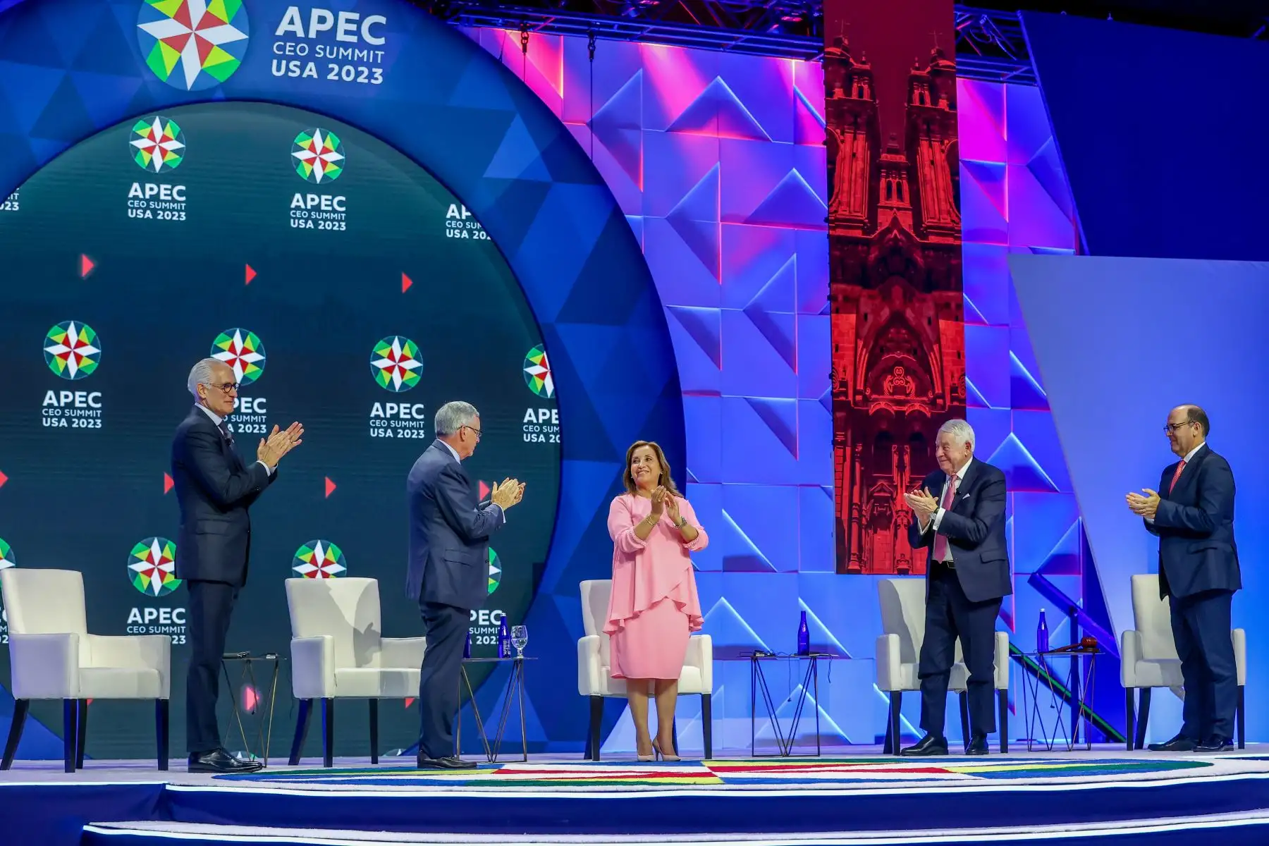 La presidenta Dina Boluarte invitó a empresarios del Asia-Pacífico a participar en las distintas reuniones del Foro de Cooperación Económica Asia-Pacífico APEC 2024 que se realizará en el Perú.
Foto: ANDINA/Prensa Presidencia