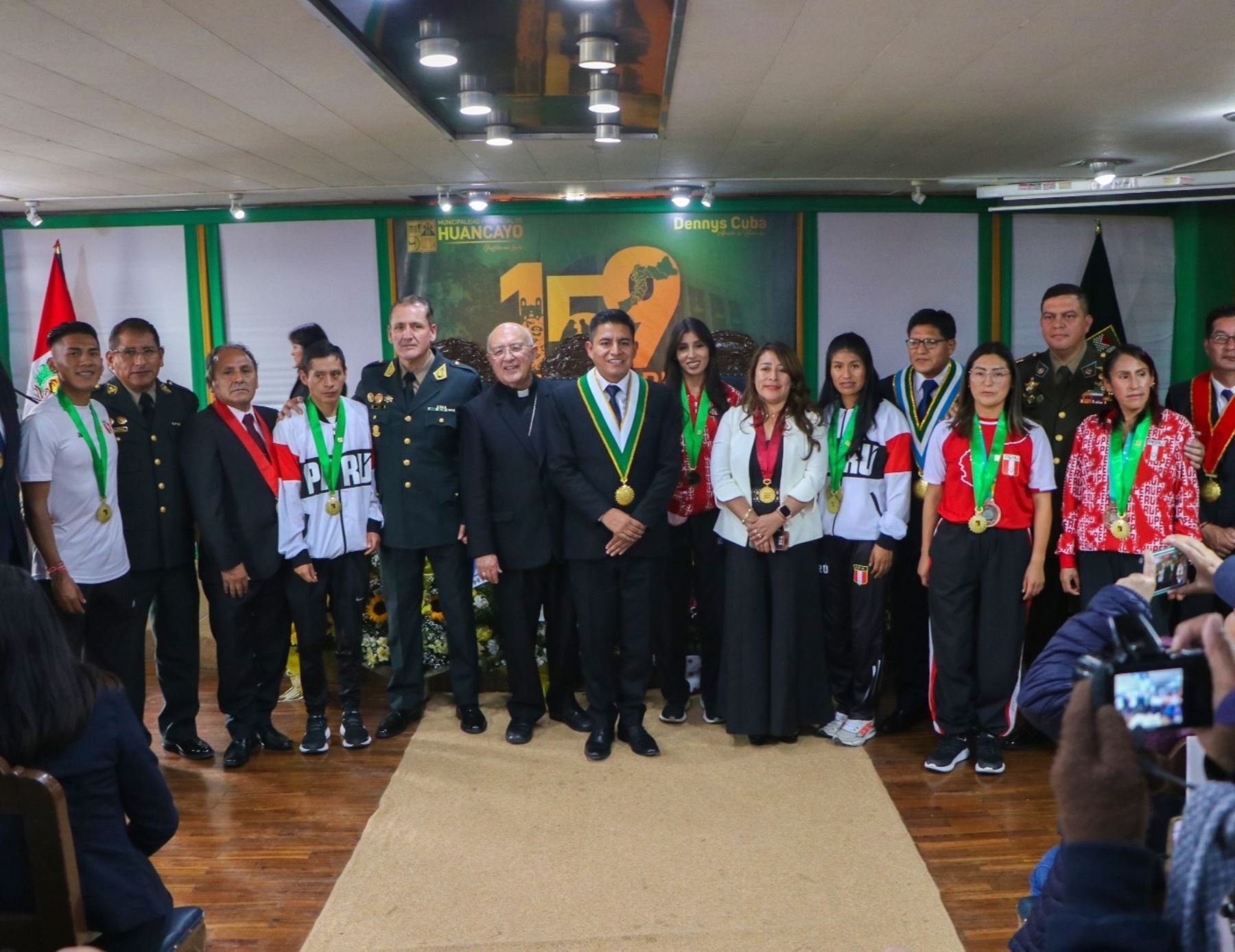 La Municipalidad de Huancayo otorgó la medalla Ciudad Incontrastable y un premio económico a los seis atletas huancaínos que obtuvieron medallas en los Juegos Panamericanos Santiago 2023. Foto: Pedro Tinoco