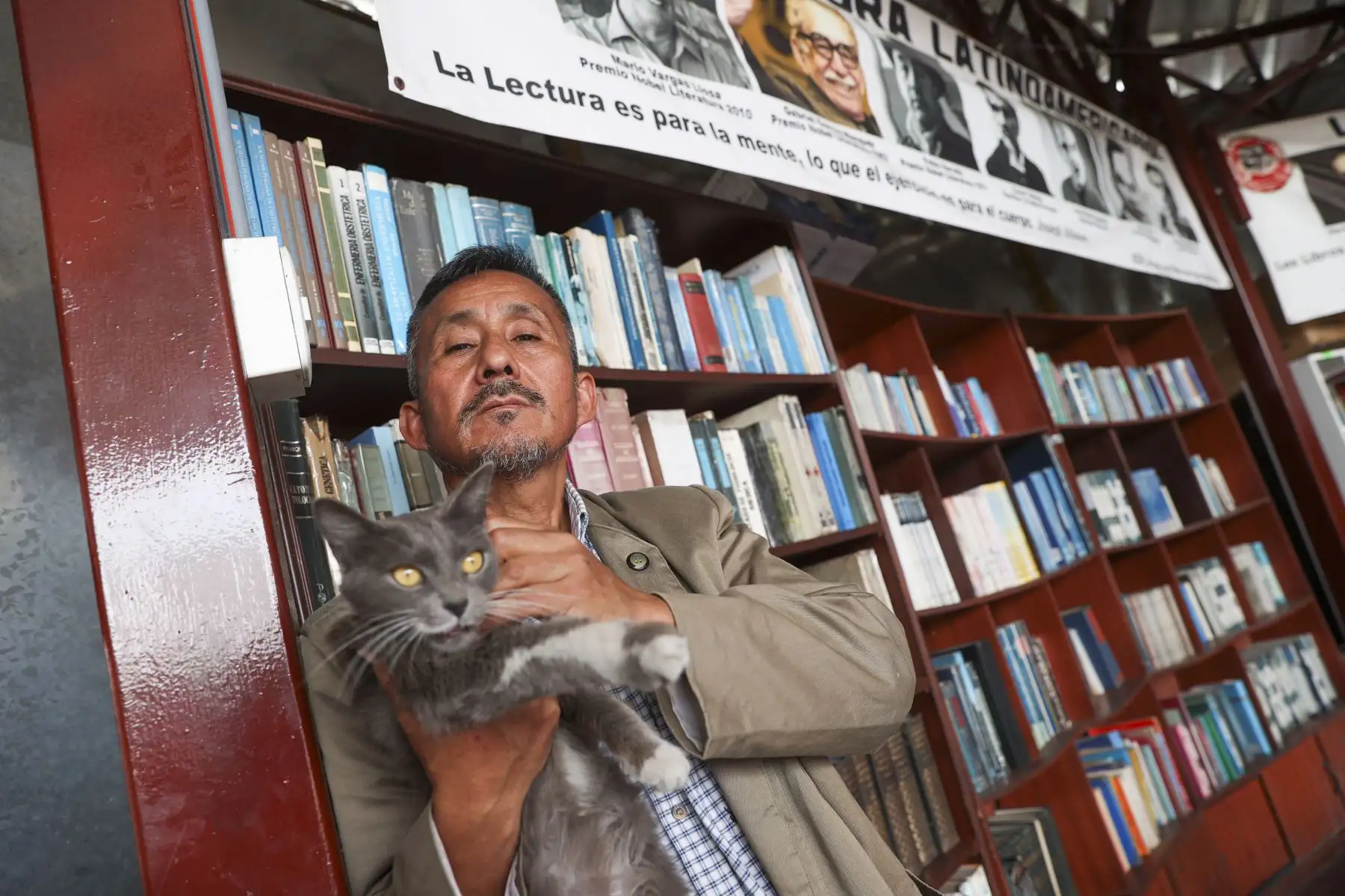 José Luis Robles Morales es el presidente de la Cámara Popular de Libreros de Amazonas, que nació de cinco asociaciones que trabajaban en la avenida Grau y se unificaron en 1997 para negociar con la Municipalidad de Lima su reubicación. 

Foto:ANDINA/Juan Carlos Guzmán Negrini