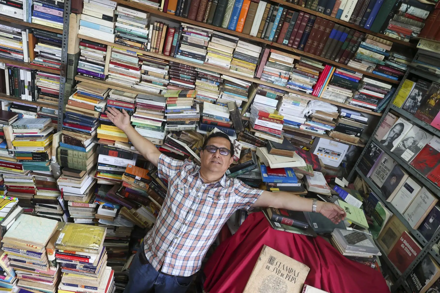 Juan Gervacio Guzmán tiene pinta de académico y su estand, el D-11, en la feria del libro de Amazonas, es una mina de oro que produce arritmia a los bibliófilos de fina estampa. 

Foto:ANDINA/Juan Carlos Guzmán Negrini