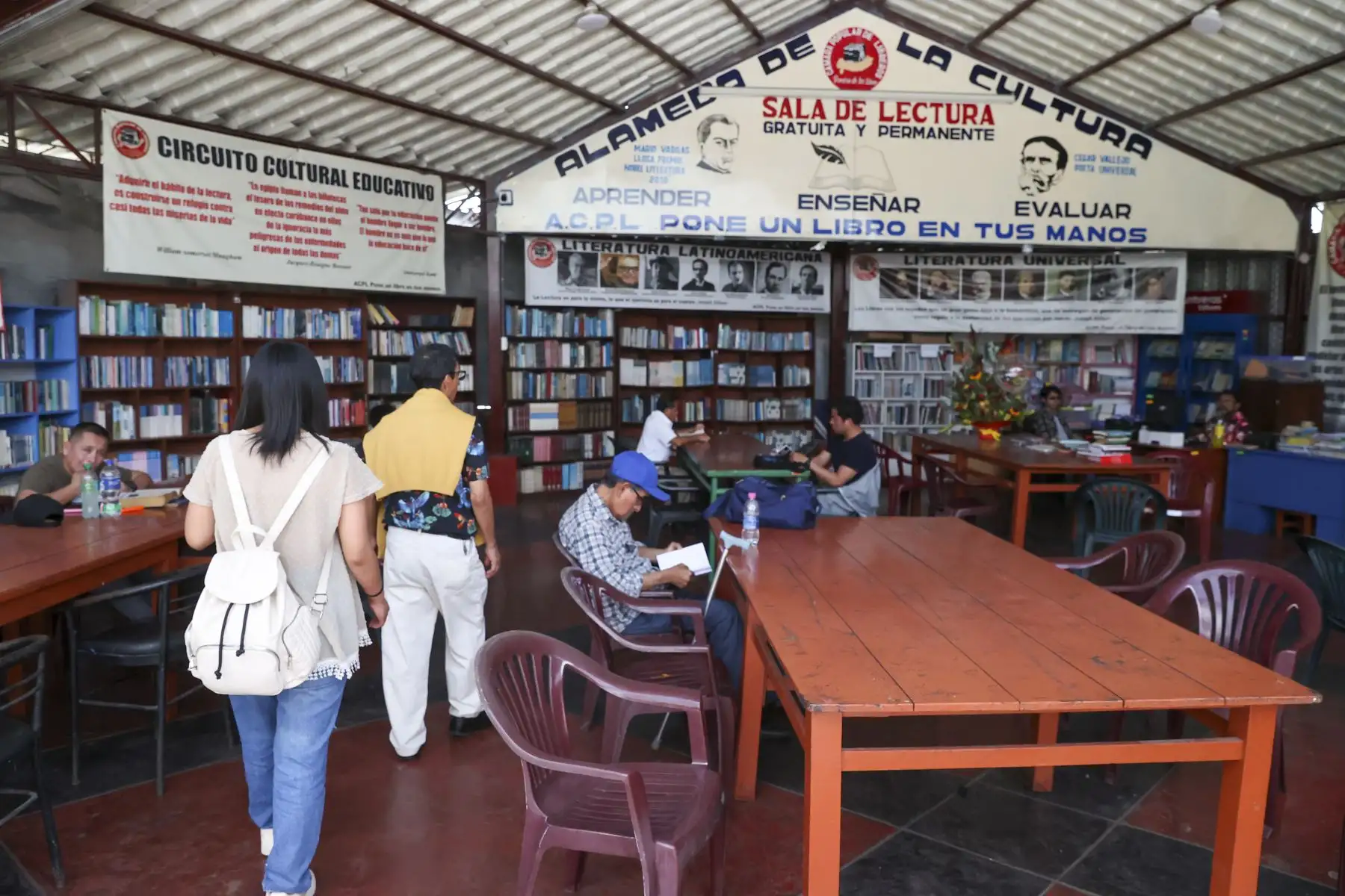 Sala de lectura de la Asociación Cámara Popular de Libreros de Amazonas en el marco de las celebraciones por su 25 aniversario. Foto:ANDNA/Juan Carlos Guzmán Negrini