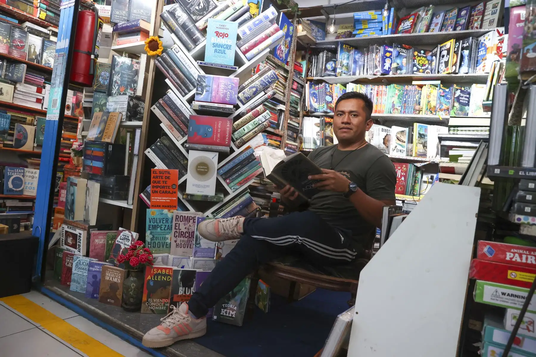 Jorge Huarancca lleva 15 años como librero popular. Es creador de la cuenta tik tok Mi mundo Mis libros; es otro admirador de Denegri. Lo recuerda visitando los estands de este emporio. 

Foto:ANDINA/Juan Carlos Guzmán Negrini