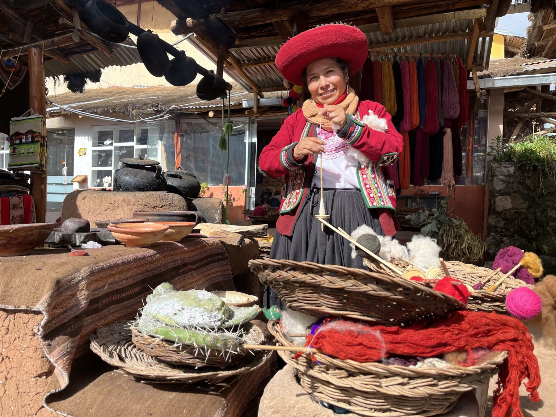 Marleny Callañaupa es la pionera del turismo vivencial  en su natal distrito de Chinchero, ubicado en el valle sagrado de Cusco. Ella habla siete idiomas y se comunica fácilmente con los turistas ávidos de experiencias. ANDINA/Percy Hurtado Santillán