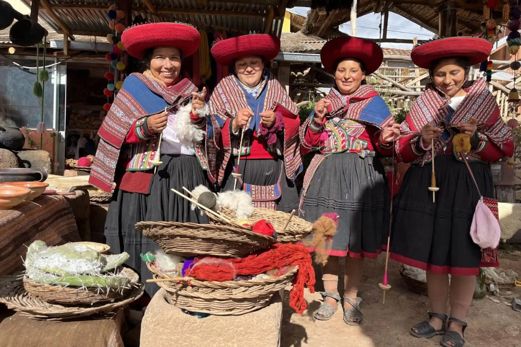 Es la primera de siete hermanos, casada con un artesano y madre de cuatro hijos. Comenzó desde adolecente a interactuar con visitantes nacionales y extranjeros que llegaban al parque arqueológico de Chinchero. Ella vio de cerca la superación al adecuar su casa y ofrecerles estadía. Foto: ANDINA/ Percy Hurtado
