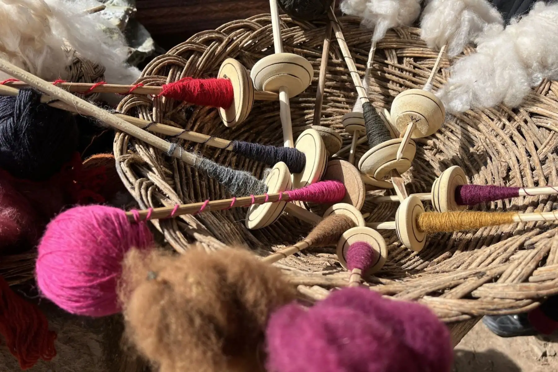 Actualmente Marleny representa a su empresa “Awana Llaqta Tocapo” espacio donde se halla una diversidad de artesanía textil, desde prendas de vestir hasta suvenires. Muy cerca de las tiendas están las llamas y alpacas, y un taller donde explica el proceso de teñido, hilado y tejido bajo la técnica del away o tejido inca. Foto: ANDINA/ Percy Hurtado