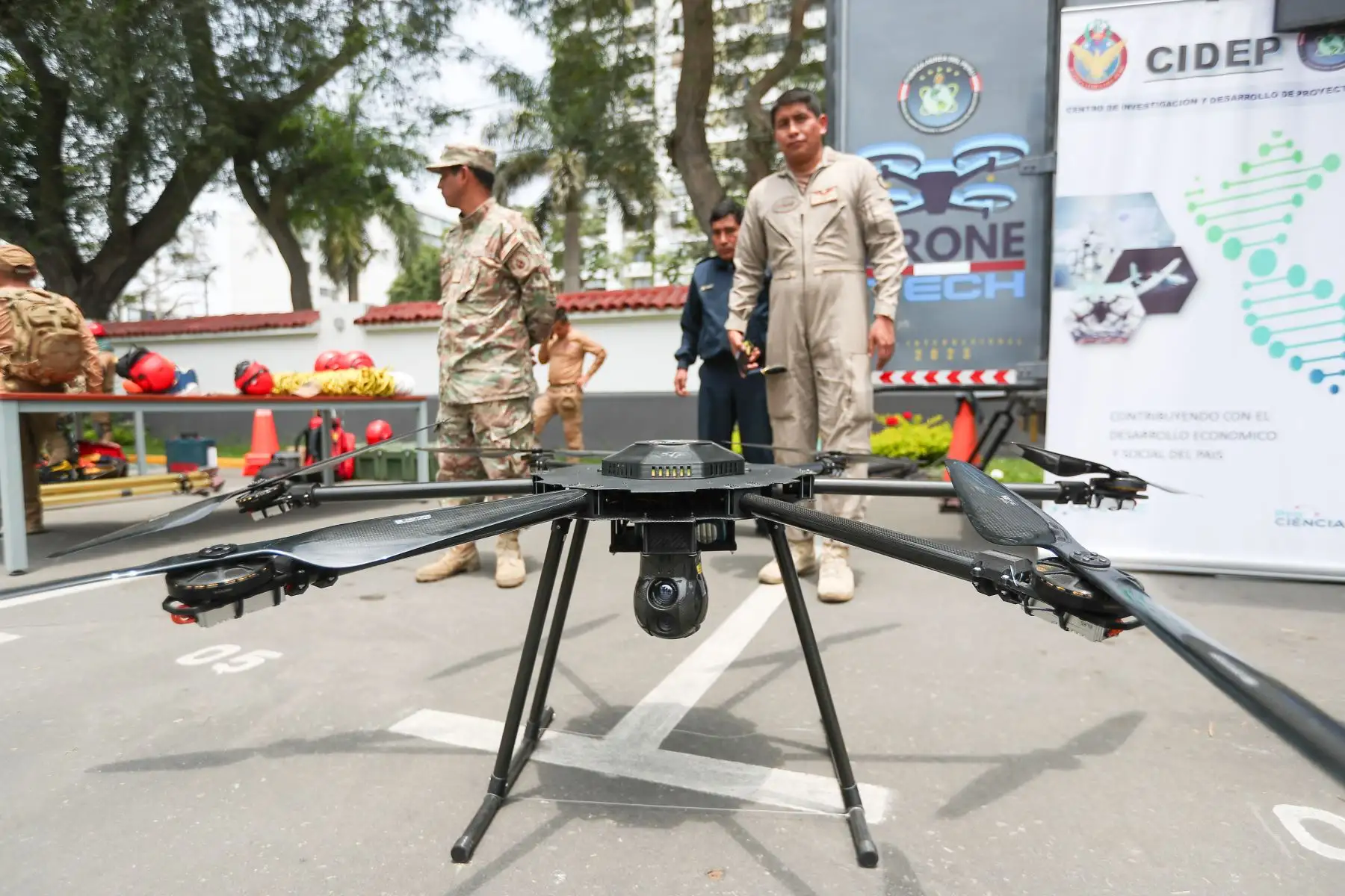 En la actualidad, los drones son empleados como un instrumento de apoyo constante en labores de prevención y detección de actos delictivos en seguridad ciudadana, así como en defensa, construcción, minería, agricultura, entre otros sectores.

Foto: ANDINA/Ricardo Cuba