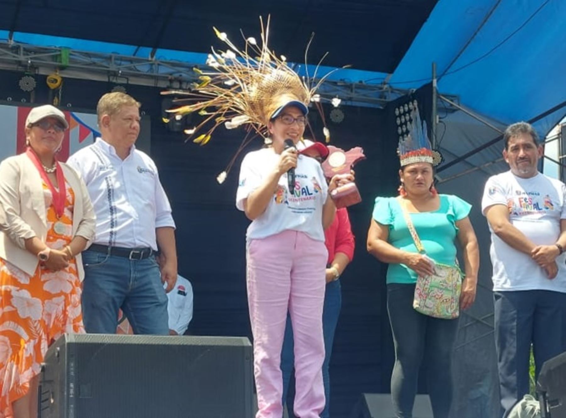 La ministra de Cultura, Leslie Urteaga, encabezó inauguración del Primer Festival Bicentenario que se celebra en Iquitos. Foto: Elvis Noronha