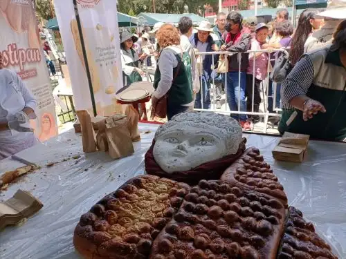 Más de 1,000 porciones de pan guagua se entregaron en Arequipa luego de la ceremonia de bautizo de este tradicional dulce donde la novedad fue el guagua gigante con careta hecha de sillar. ANDINA/Difusión