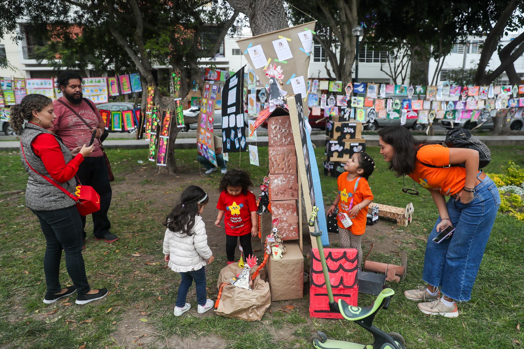 Más de cien niños de entre 1 y 5 años muestran un total de 770 trabajos de dibujo y pintura realizados por ellos desde marzo de 2023, en el parque Clorinda Matto de Turner de Miraflores. 
Foto: ANDINA/Ricardo Cuba