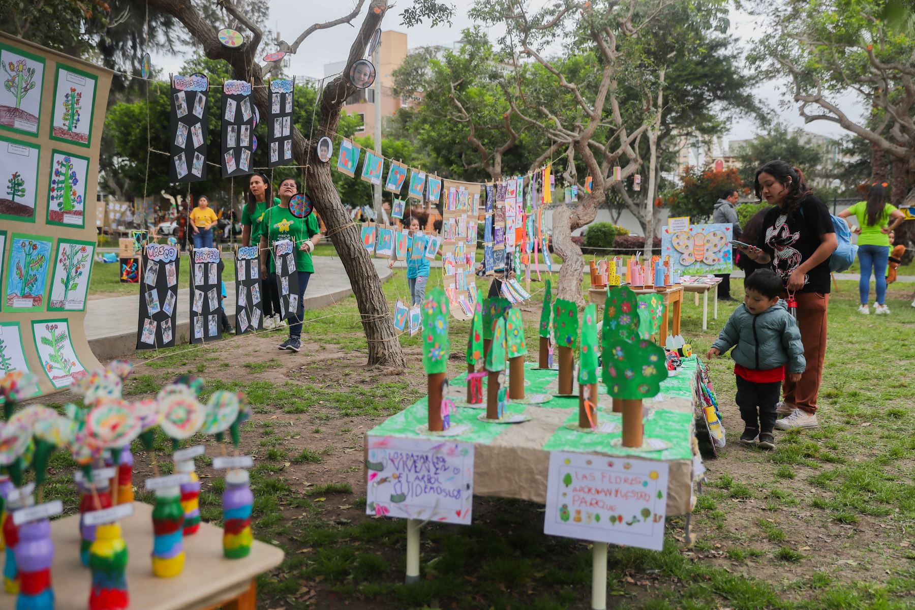 La sexta edición de "Arte al Parque", que muestra los trabajos de dibujo y pintura realizados por niños de 1 a 5 años, se realizó con el apoyo de Jardín de la Amistad y la Municipalidad de Miraflores. 
Foto: ANDINA/Ricardo Cuba