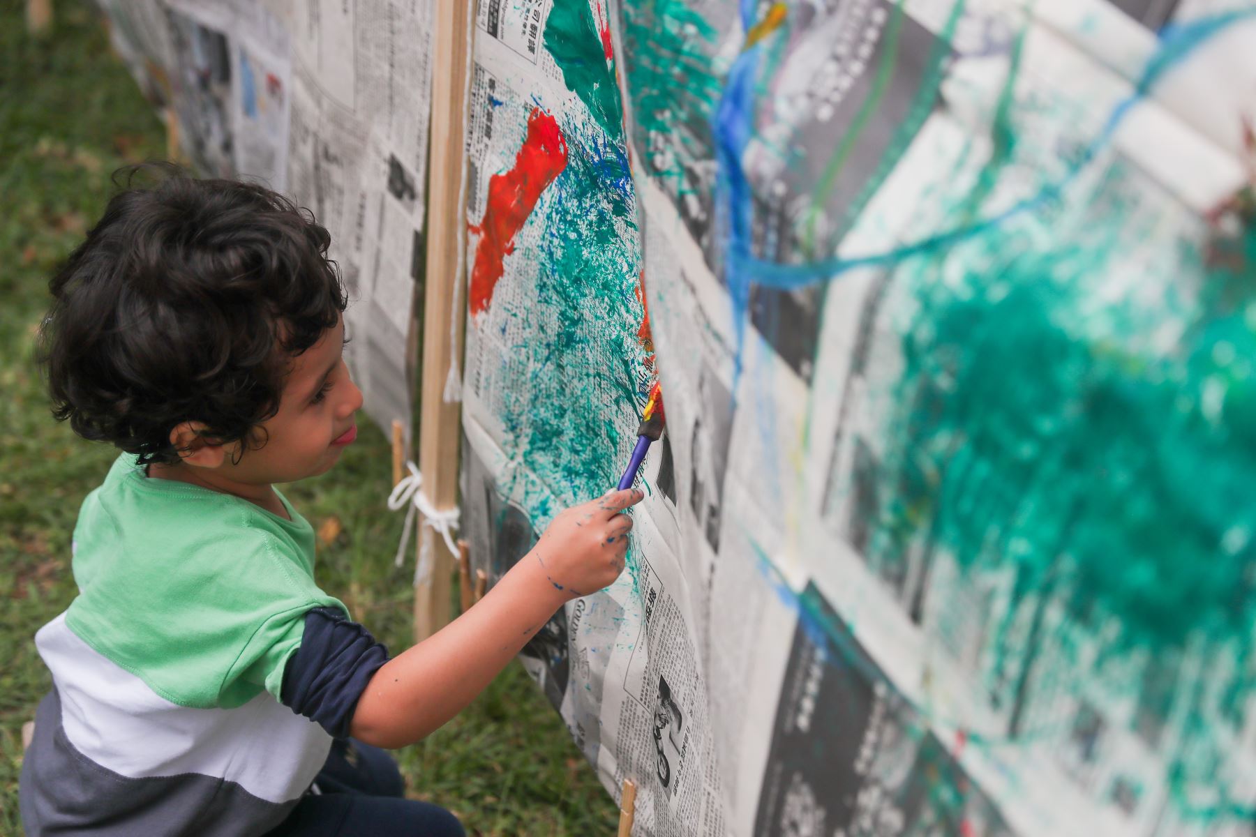 Los 770 trabajos de dibujo y pintura realizados por estos niños muestran sus habilidades en diferentes técnicas como collage, cartulinas, cartones, madera, con pinceles, con sus propias manos, entre otras. 
Foto: ANDINA/Ricardo Cuba