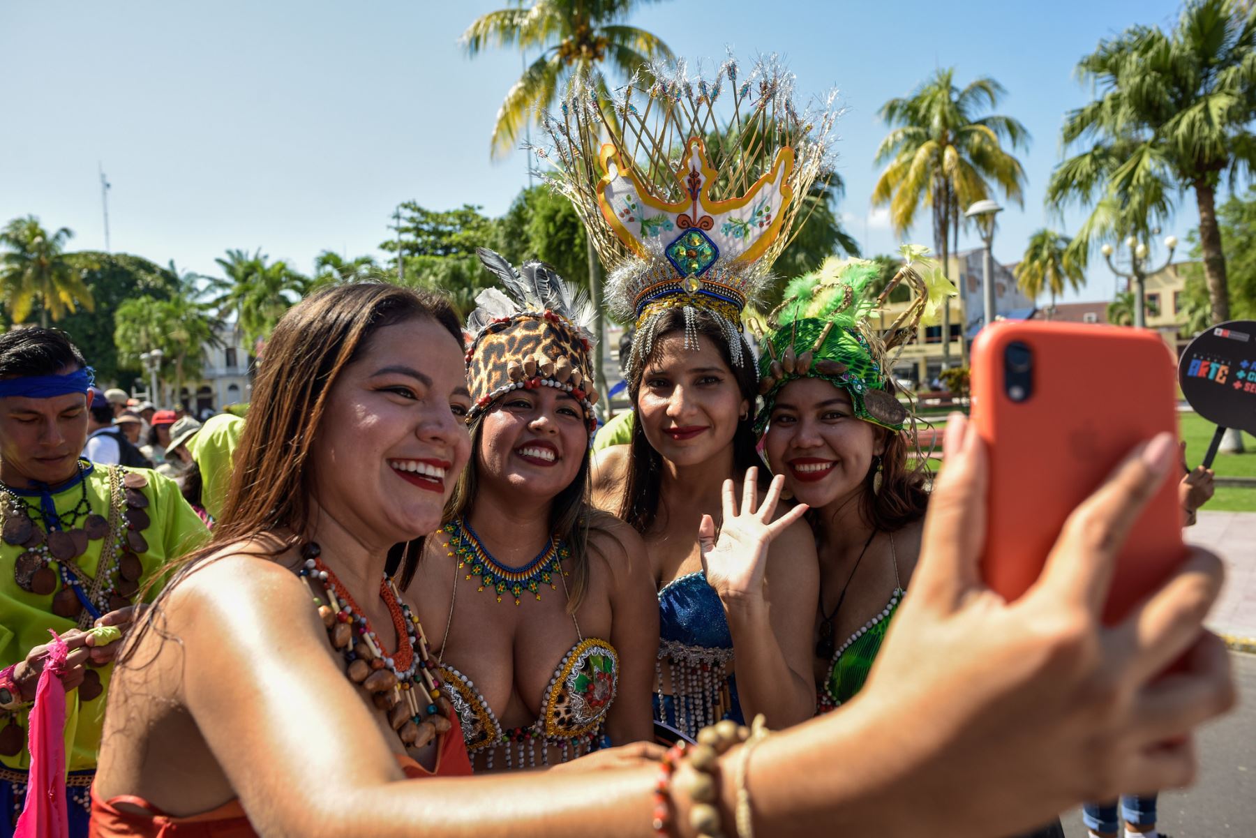 Así, en esta ocasión, más de 50 artistas se dieron cita en la ciudad de Iquitos, llenando de alegría, danza, música y tradición en un pasacalle que partió del malecón Tarapacá, continuó por la plaza de Armas y finalizó en el parque zonal, sede del festival. Los bailarines deleitaron a los espectadores con danzas regionales como la polca tacneña, el carnaval arequipeño, la marinera norteña concheperla, la danza huanuqueña tangarana, el carnaval cajamarquino cilulo, entre otras. 
Foto: ANDINA/Bicentenario