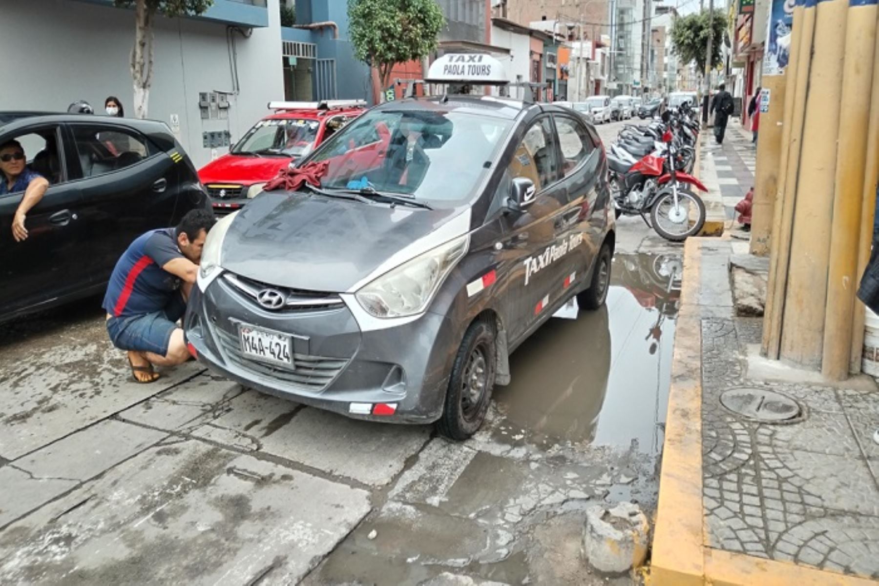 Las principales avenidas de Chiclayo como Salaverry, Bolognesi, Leonardo Ortiz, Pedro Ruiz y Luis González están empozadas con agua pluvial.