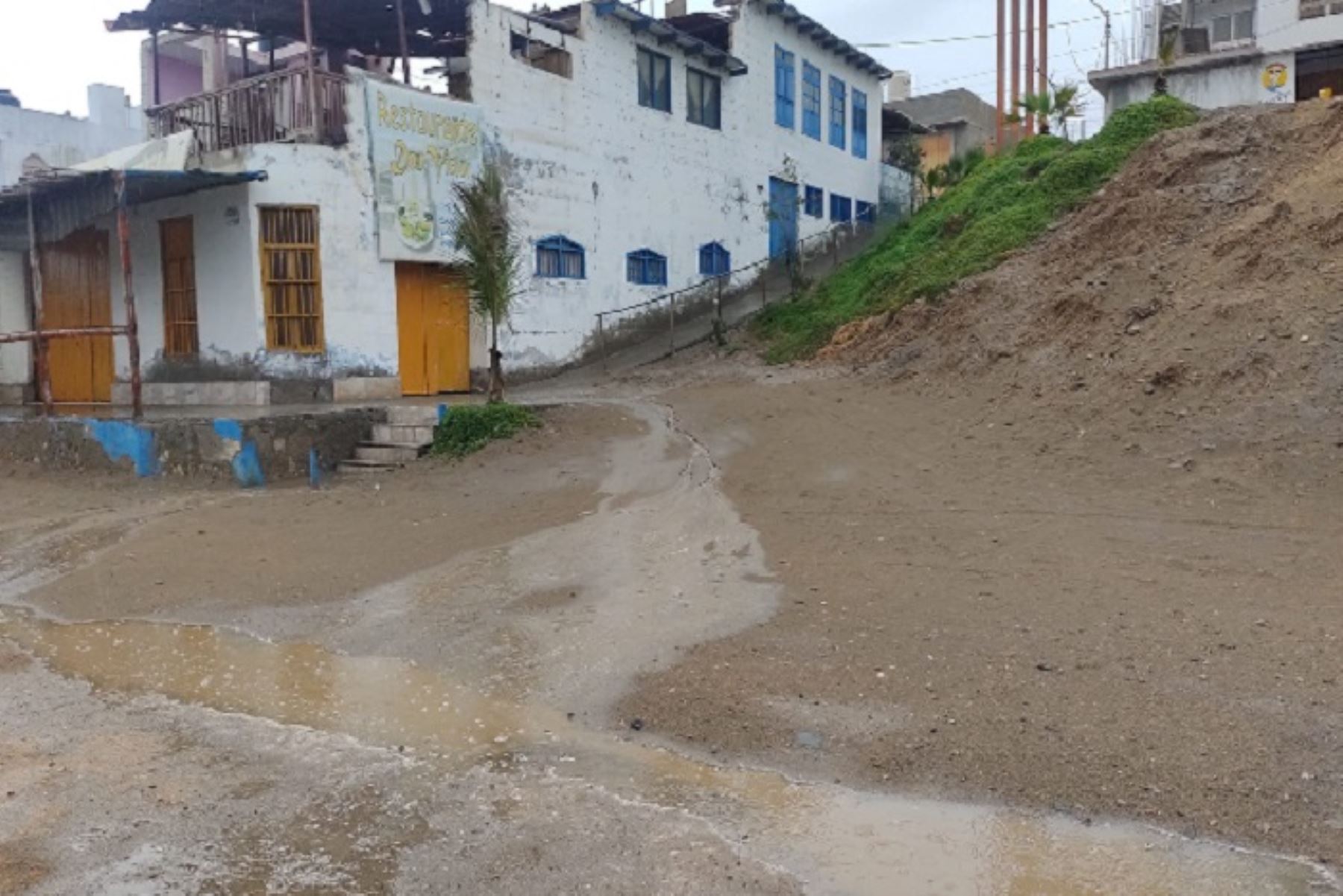La Libertad: lluvia intensa provoca inundación en balneario de Puerto Malabrigo