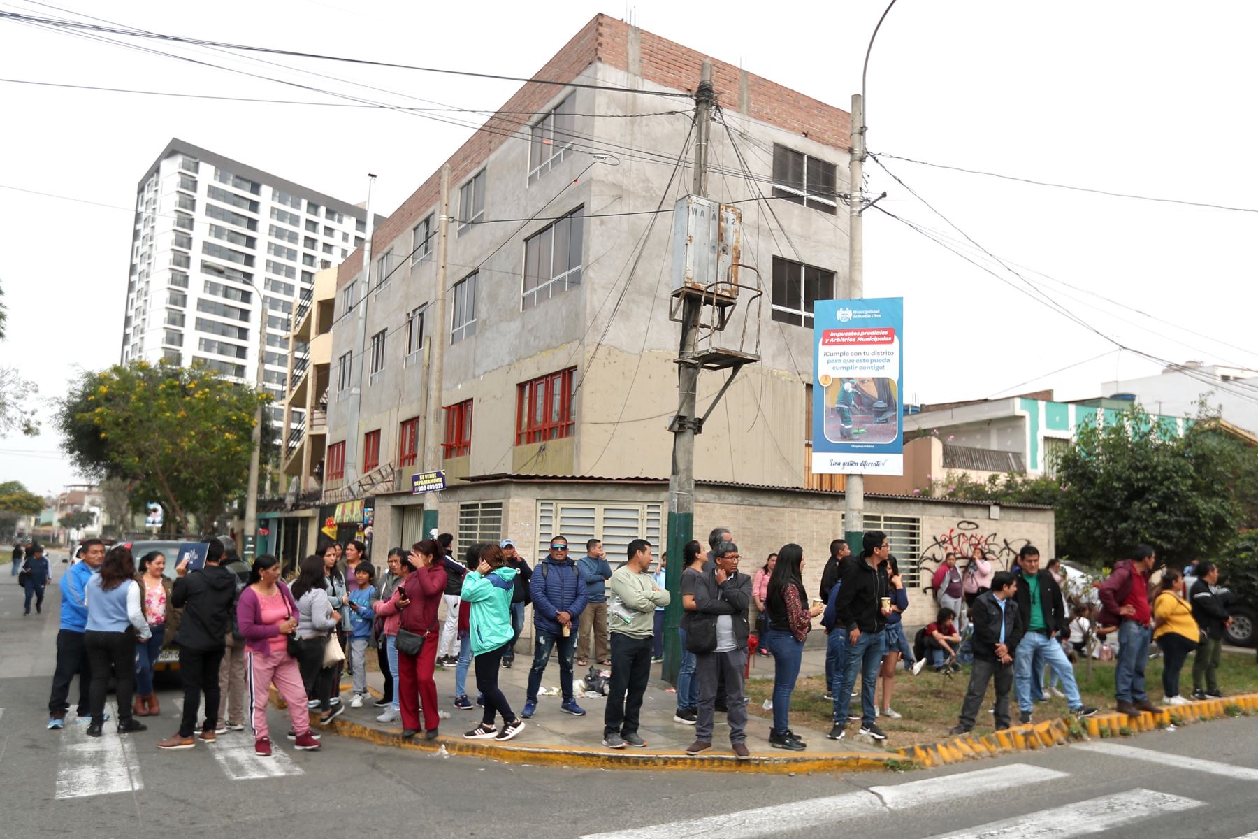 Familiares de los postulantes estuvieron esperando la salida de los muchachos a la puerta de la institución donde rindieron el examen.  Foto: ANDINA/Ricardo Cuba
