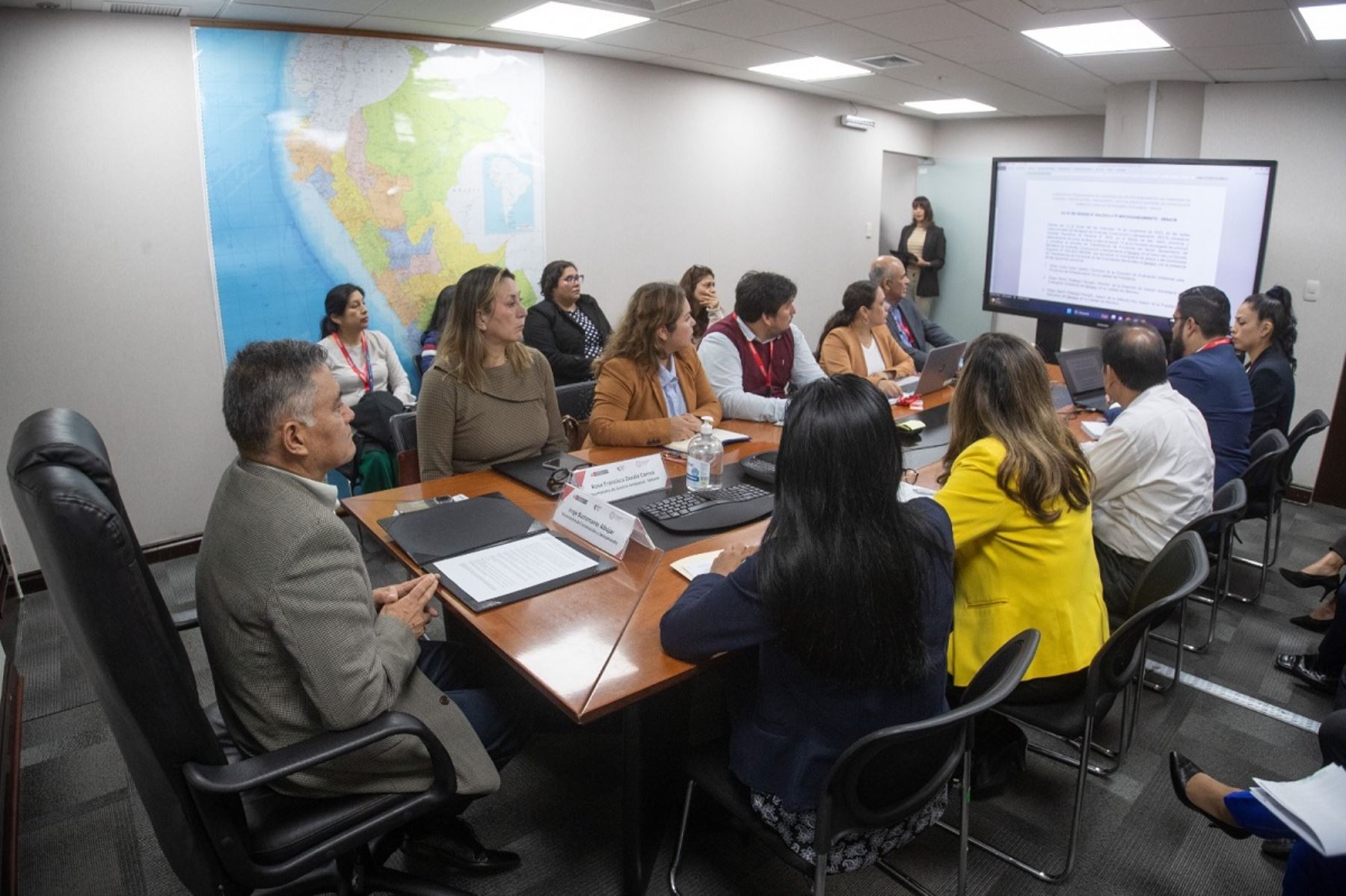 Funcionarios del Ministerio de Vivienda, Construcción y Saneamiento (MVCS) y del Servicio Nacional de Certificación Ambiental (Senace) realizan transferencia de funciones en evaluación de impacto ambiental. Foto: Cortesía.