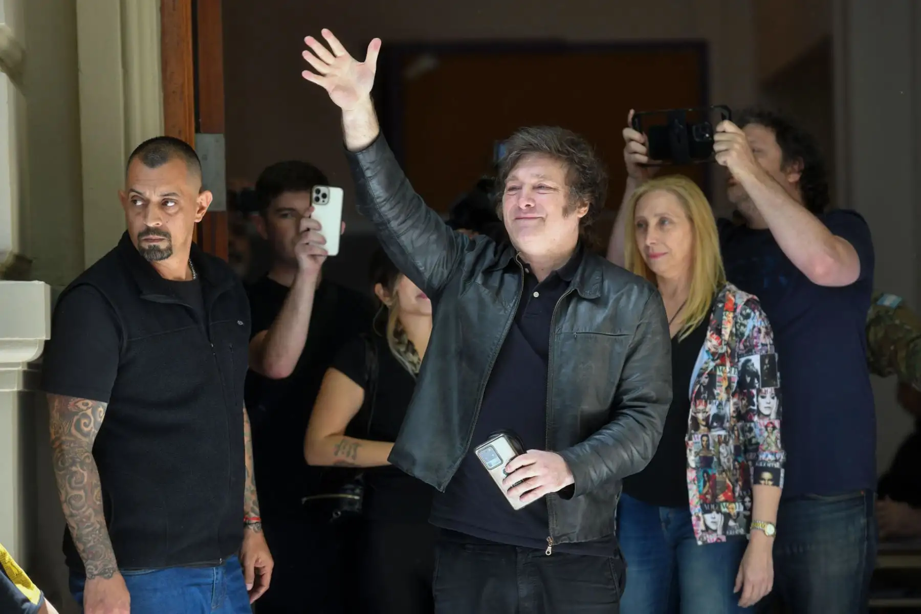 El candidato a la Presidencia de Argentina de La Libertad Avanza, Javier Milei saluda a sus seguidores hoy, en Buenos Aires (Argentina). Milei, se mostró este domingo "tranquilo" y "satisfecho" tras votar para el balotaje entre él y el aspirante oficialista, Sergio Massa, a pesar de la "campaña del miedo" que, señaló, le hizo su rival. 
Foto: EFE