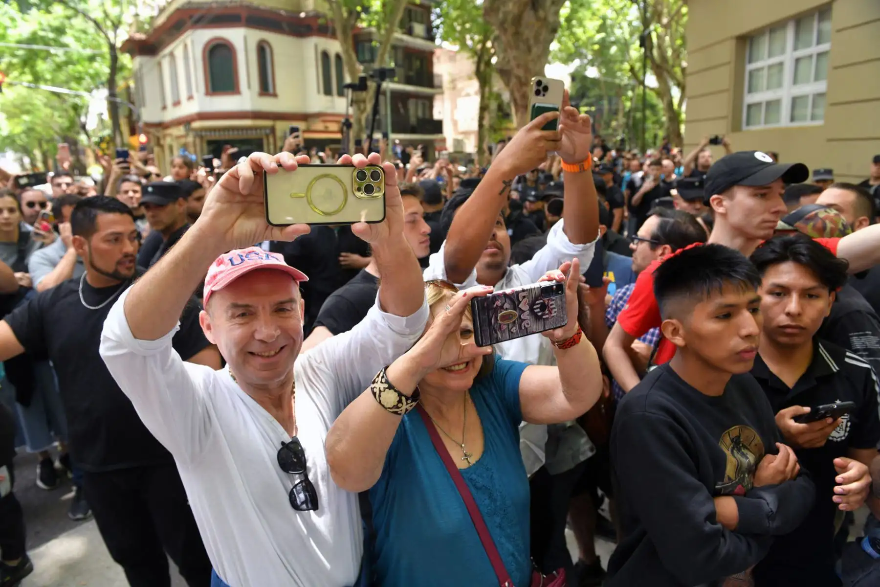 Personas apoyan al candidato a la Presidencia de Argentina de La Libertad Avanza , Javier Milei, hoy, en Buenos Aires (Argentina). Milei, se mostró este domingo "tranquilo" y "satisfecho" tras votar para el balotaje entre él y el aspirante oficialista, Sergio Massa, a pesar de la "campaña del miedo" que, señaló, le hizo su rival.
Foto: EFE